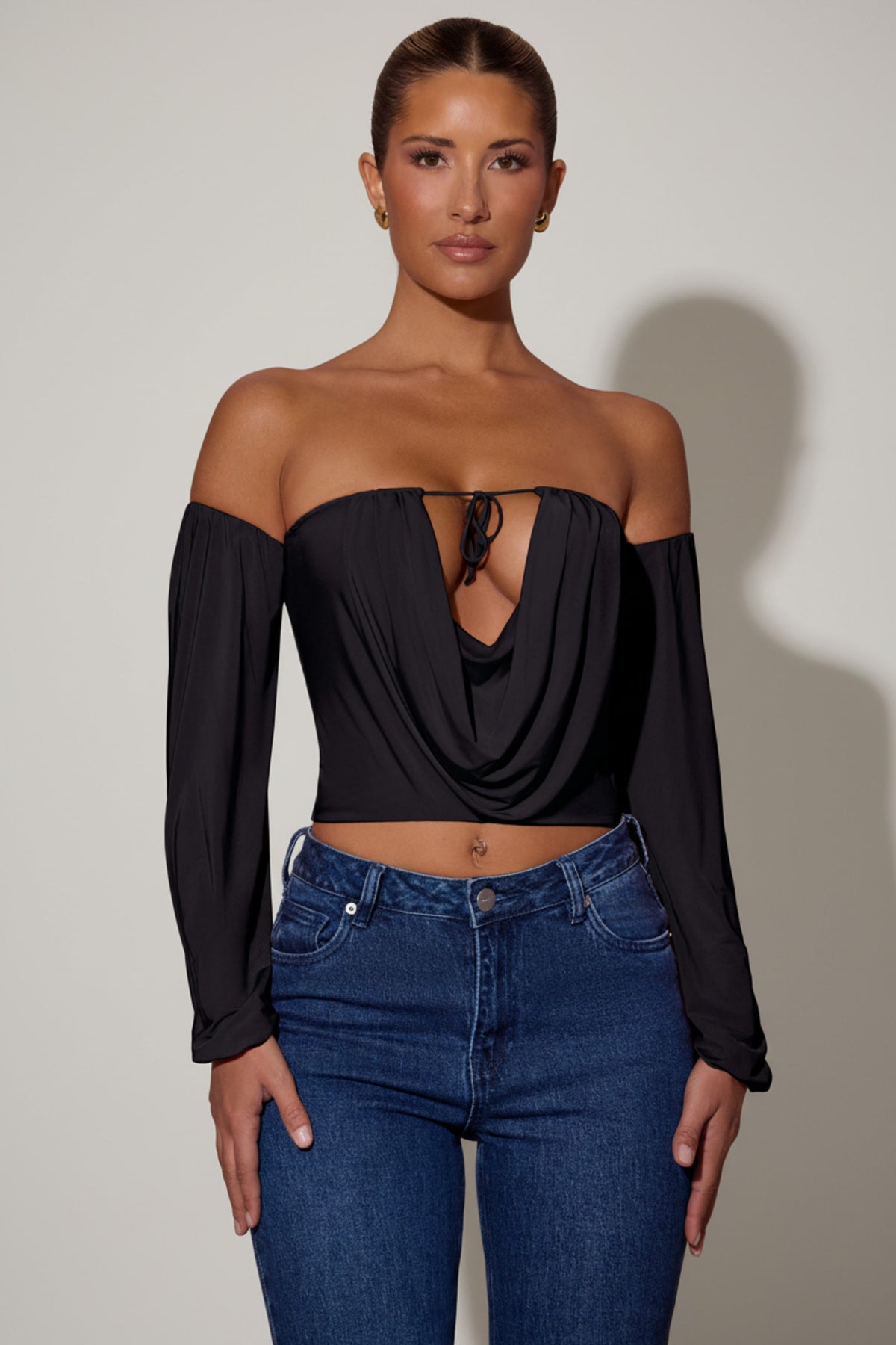 ⁣⁢Off-Shoulder Drapierte Ballonärmel-Top in Schwarz⁤⁣