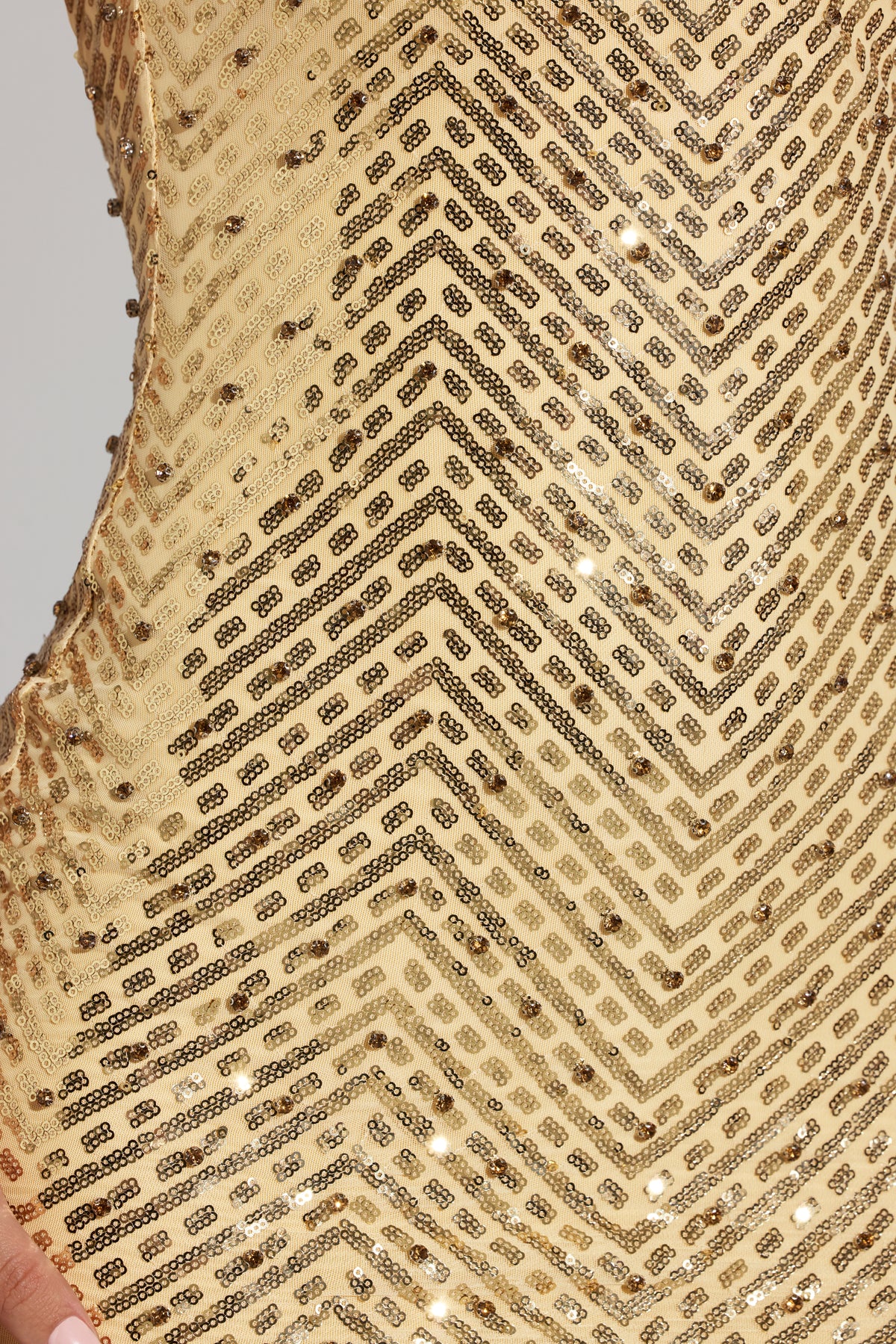 ⁣⁢Maxikleid mit Verzierungen, U-Boot-Ausschnitt und hohem Beinschlitz in Gold⁤⁣
