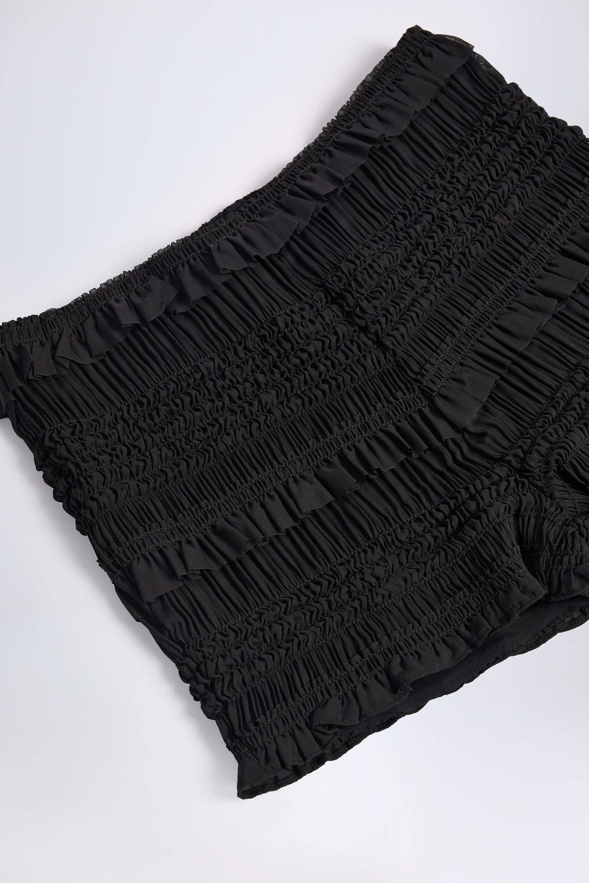 ⁣⁢Rüschen-Shorts mit Mid-Rise Bund in Schwarz⁤⁣