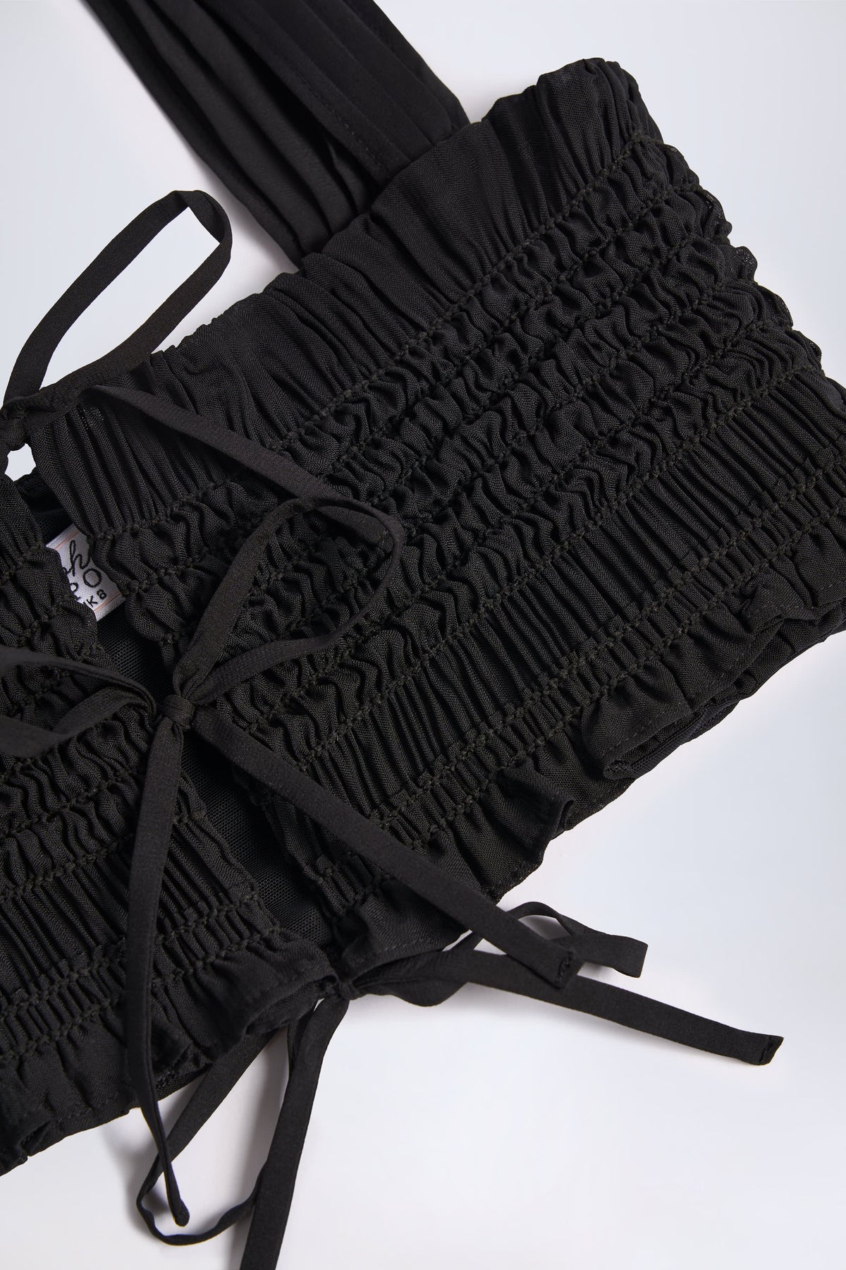 ⁣⁢Gerafftes Crop-Top mit Bindedetail vorne in Schwarz⁤⁣