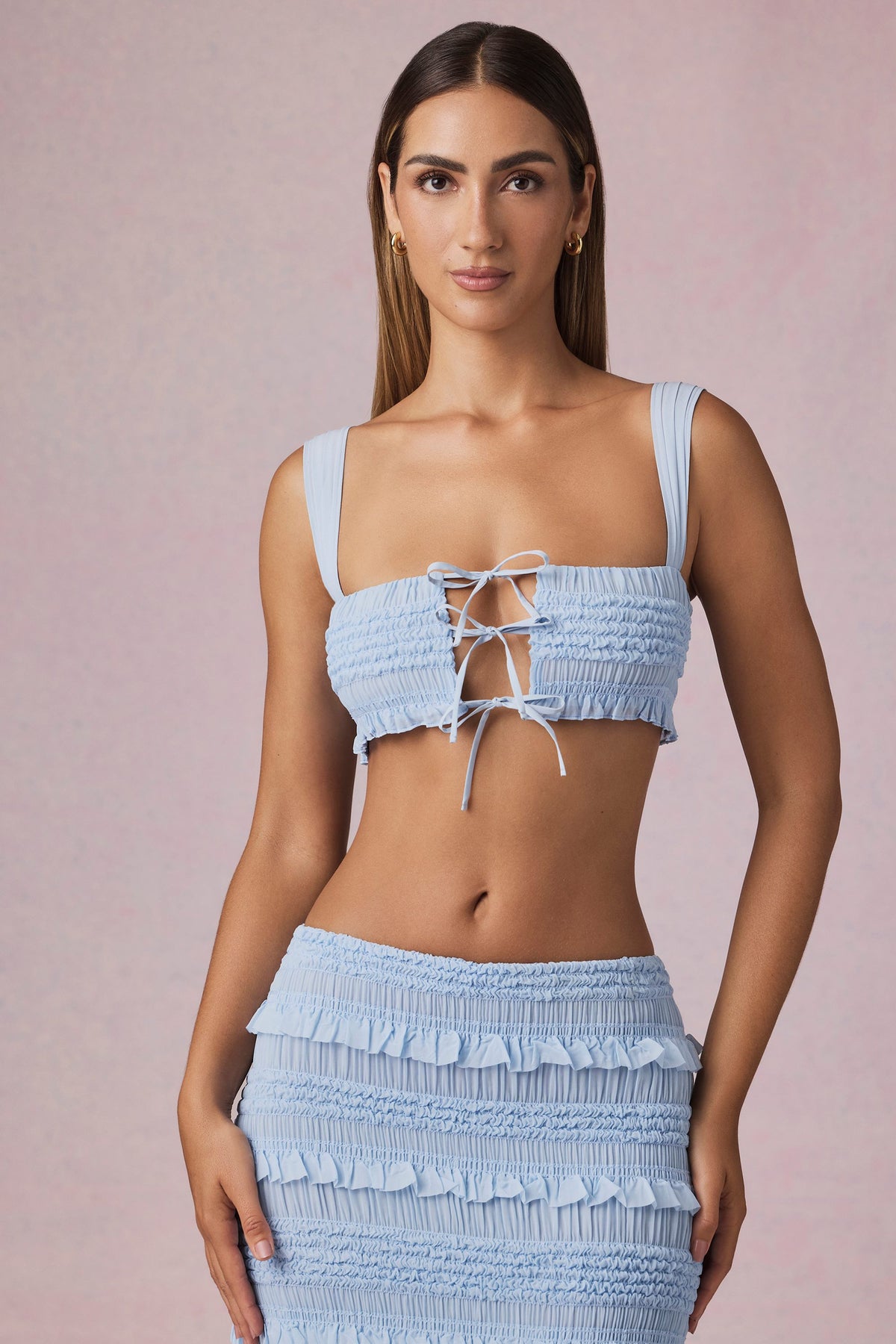 ⁣⁢Crop-Top mit Rüschen und Bindedetail vorne in Puderblau⁤⁣