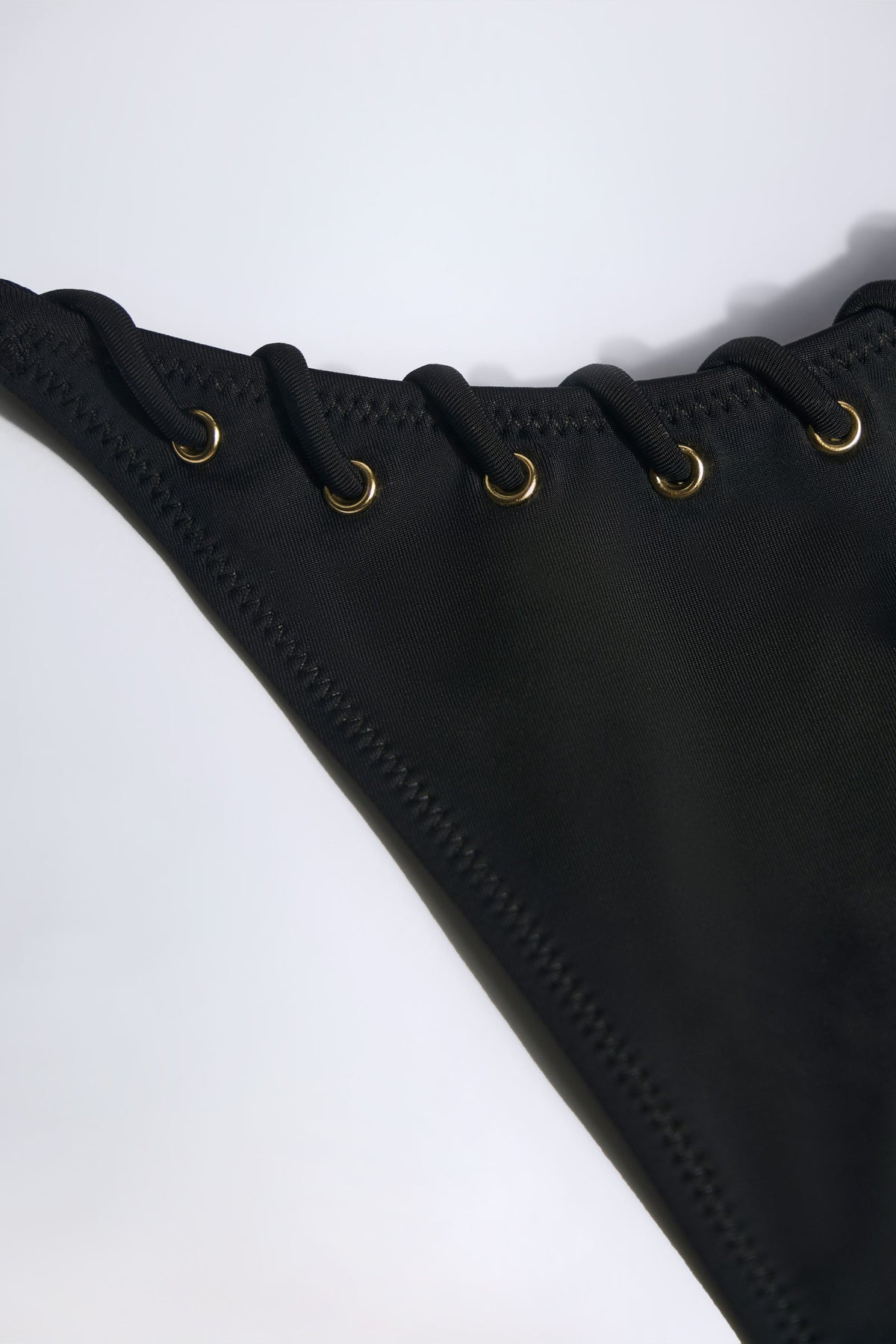 ⁣⁢Tanga-Bikinihose mit Kordelzug in Schwarz⁤⁣