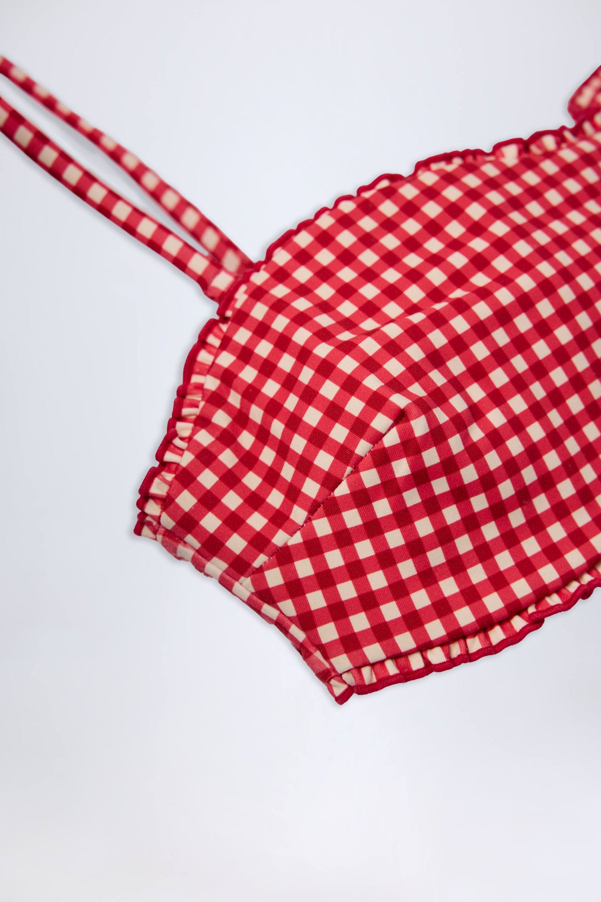 ⁣⁢Gerafftes Bandeau-Bikinioberteil in rotem Vichy-Karo⁤⁣