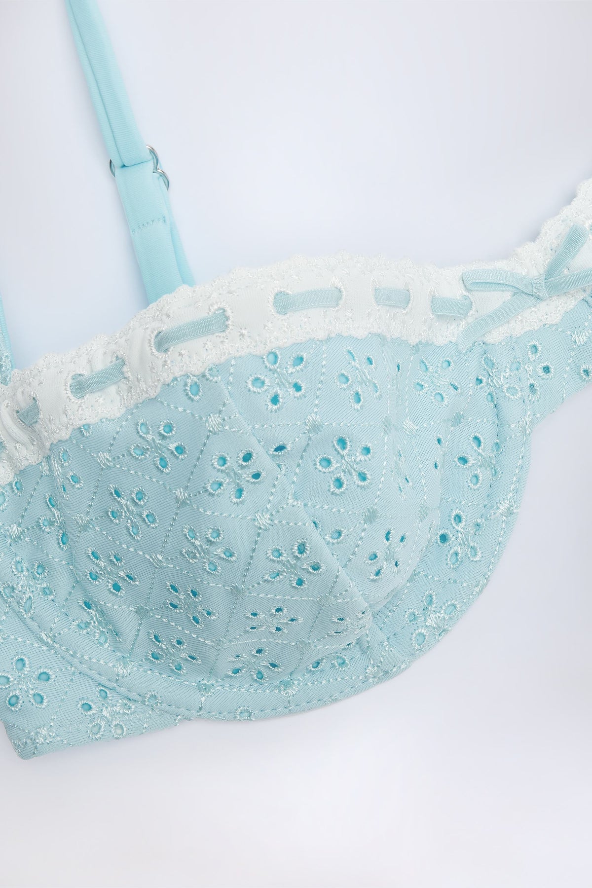 ⁣⁢Balconette-Bikinioberteil mit Bügel und Lochstickerei in Powder Blue⁤⁣