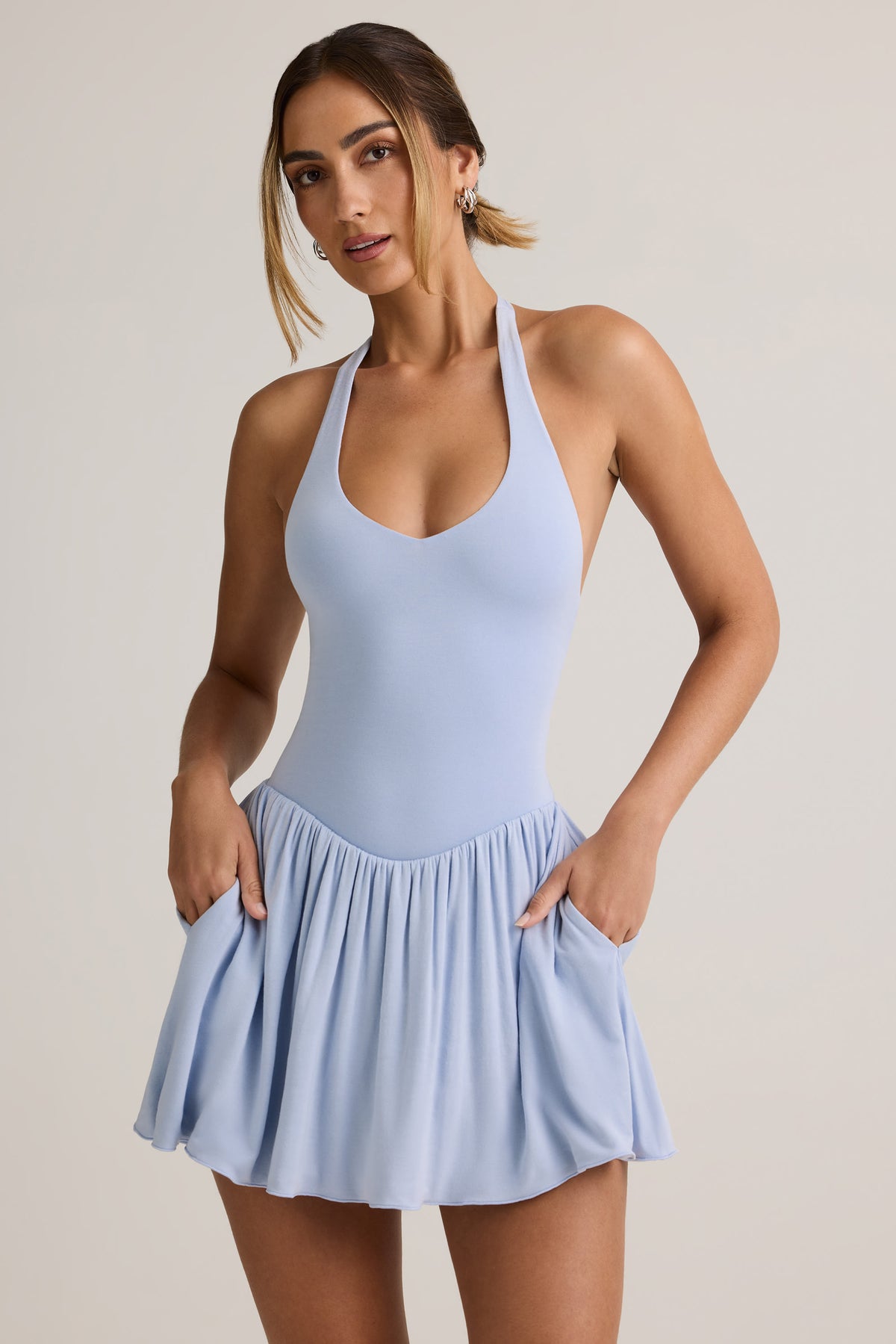 ⁣⁢Rückenfreies Modal-Neckholder-Minikleid in Hellblau⁤⁣