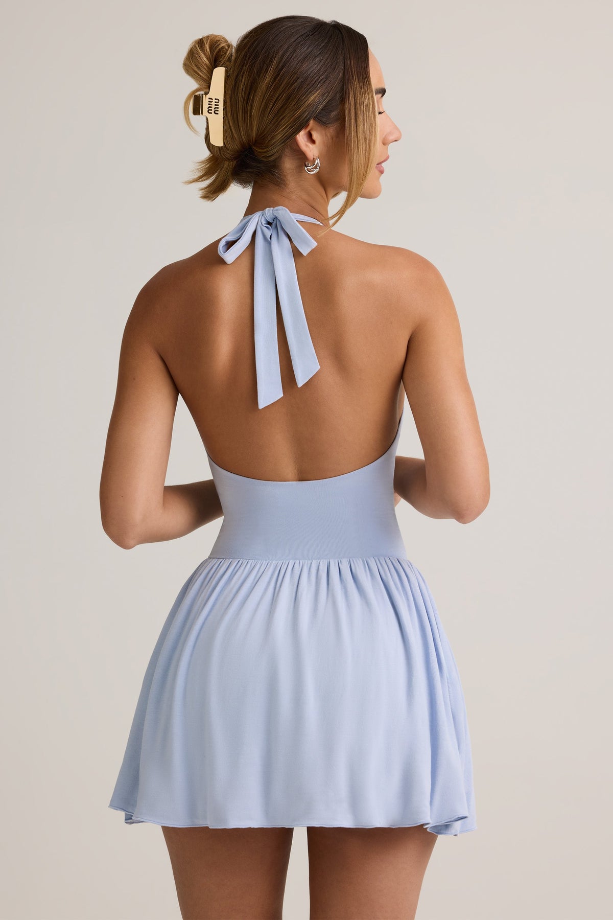 ⁣⁢Rückenfreies Modal-Neckholder-Minikleid in Hellblau⁤⁣