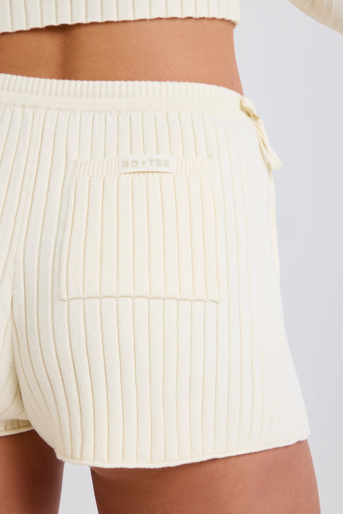 ⁣⁢Minishorts aus Rippstrick mit Bindeband in Creme⁤⁣