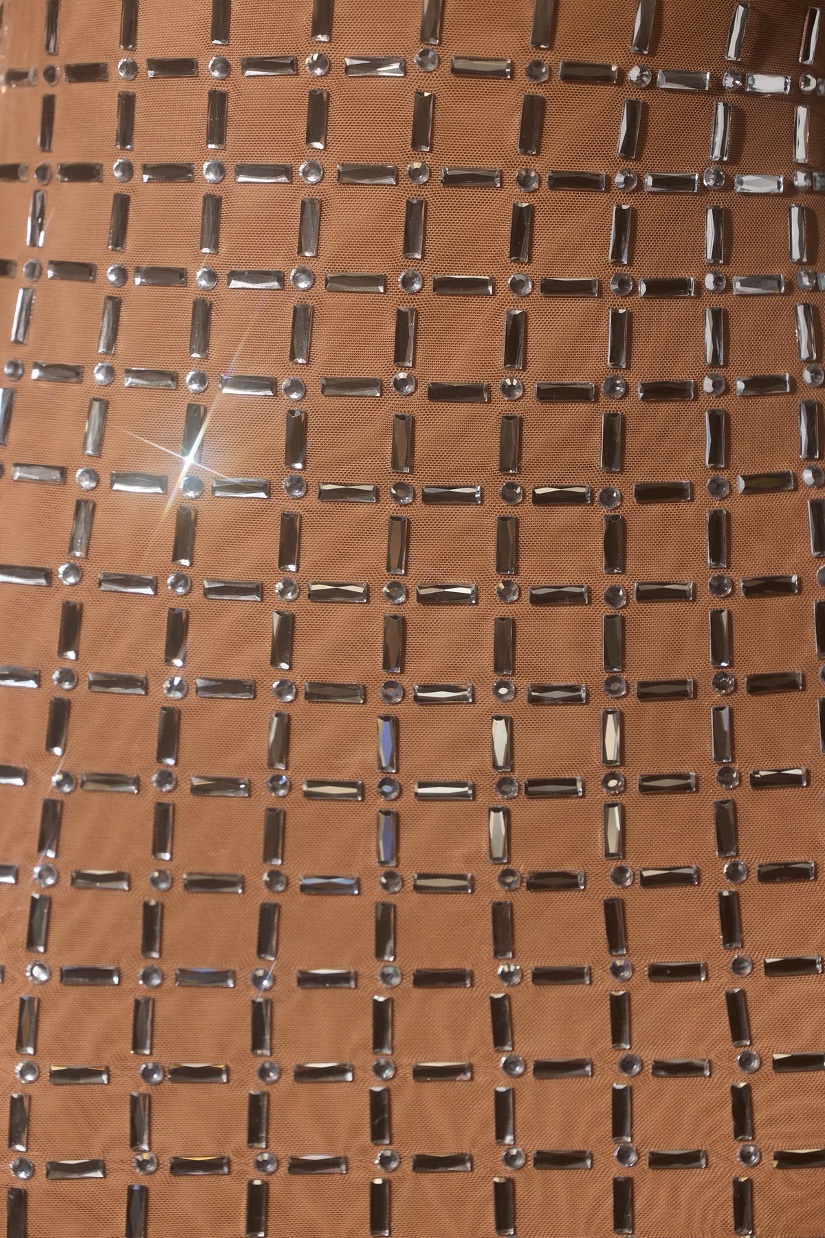 ⁣⁢Verziertes halbtransparentes Minikleid mit tiefem Ausschnitt in Mandel⁤⁣