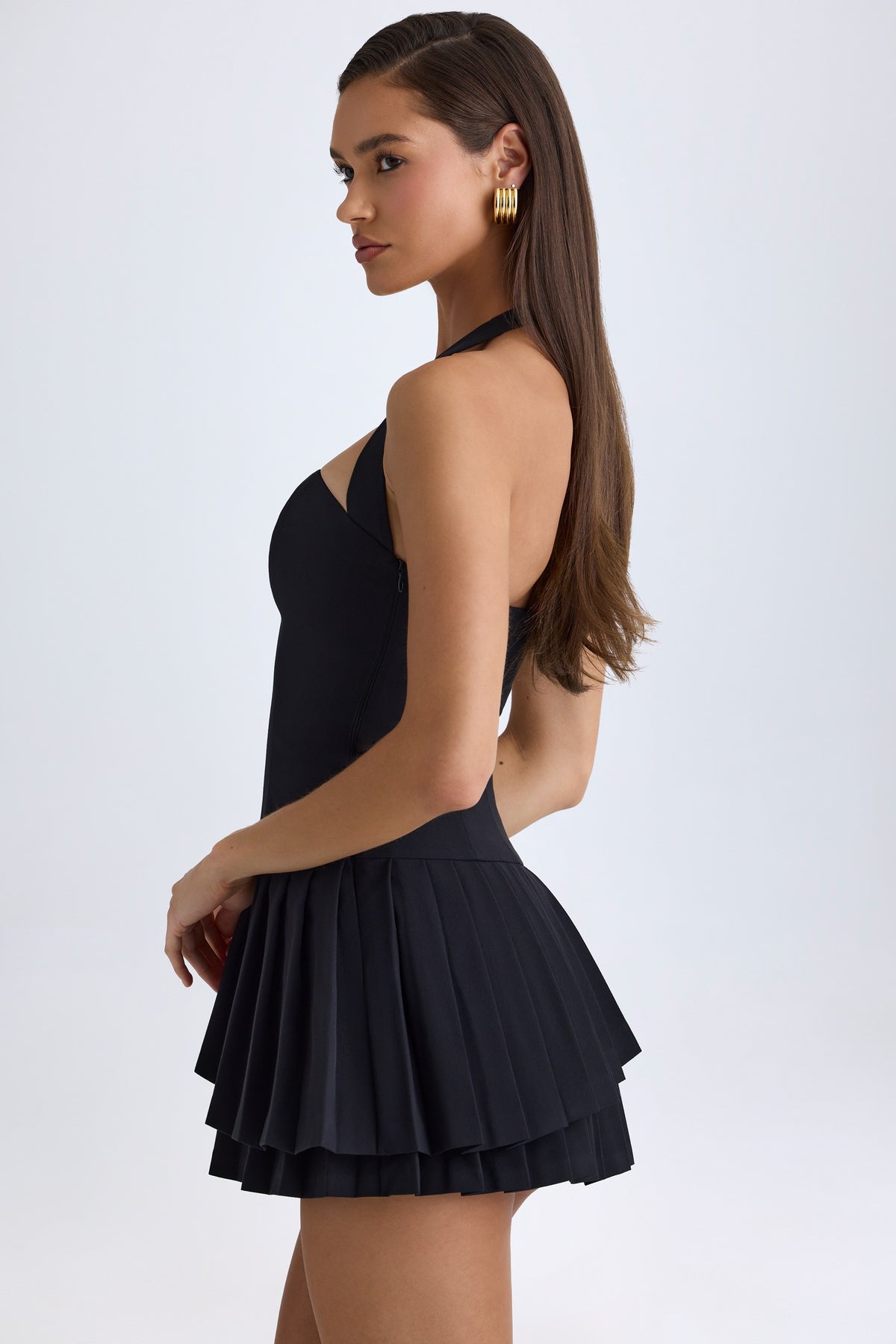 ⁣⁢Asymmetrisches, mehrlagiges Neckholder-Minikleid in Schwarz⁤⁣