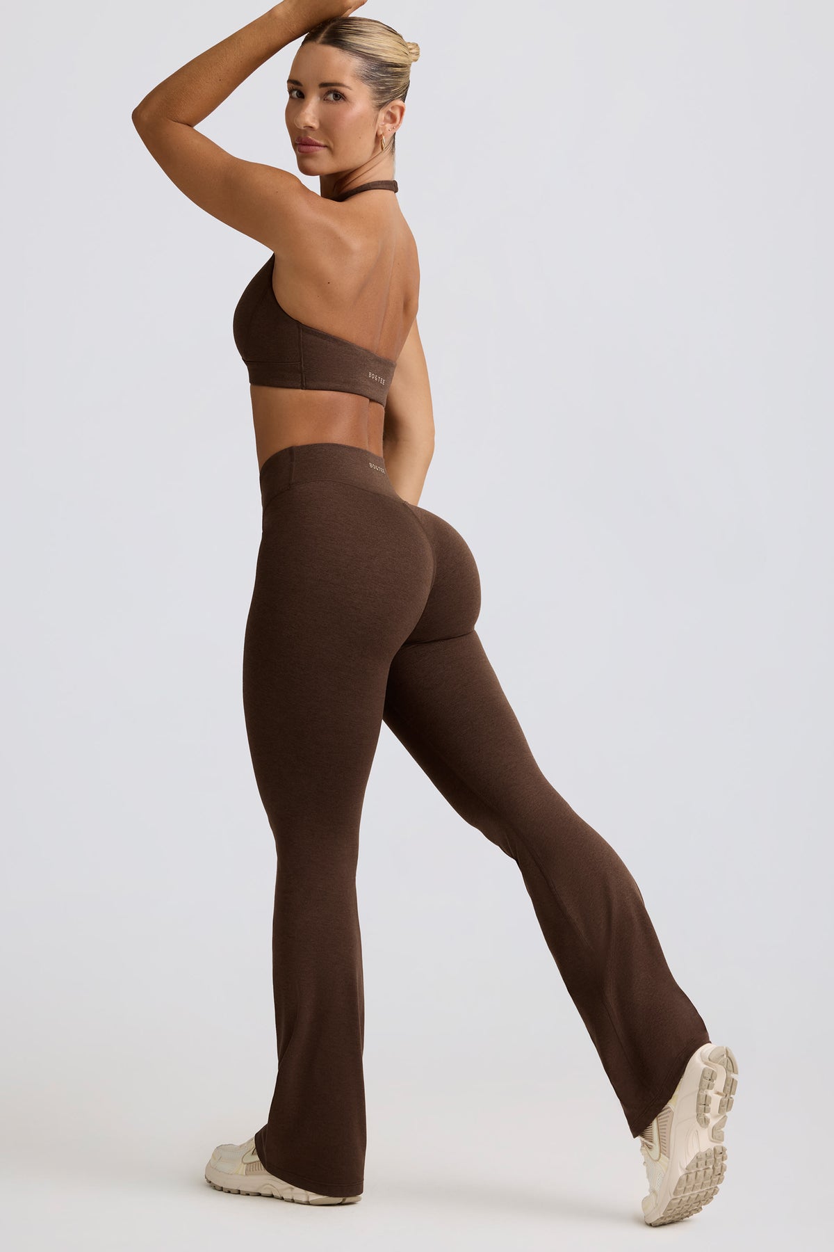 ⁣⁢Gerippte Jersey-Hose mit Raffung und ausgestelltem Bein in Pecan Marl⁤⁣ - 1