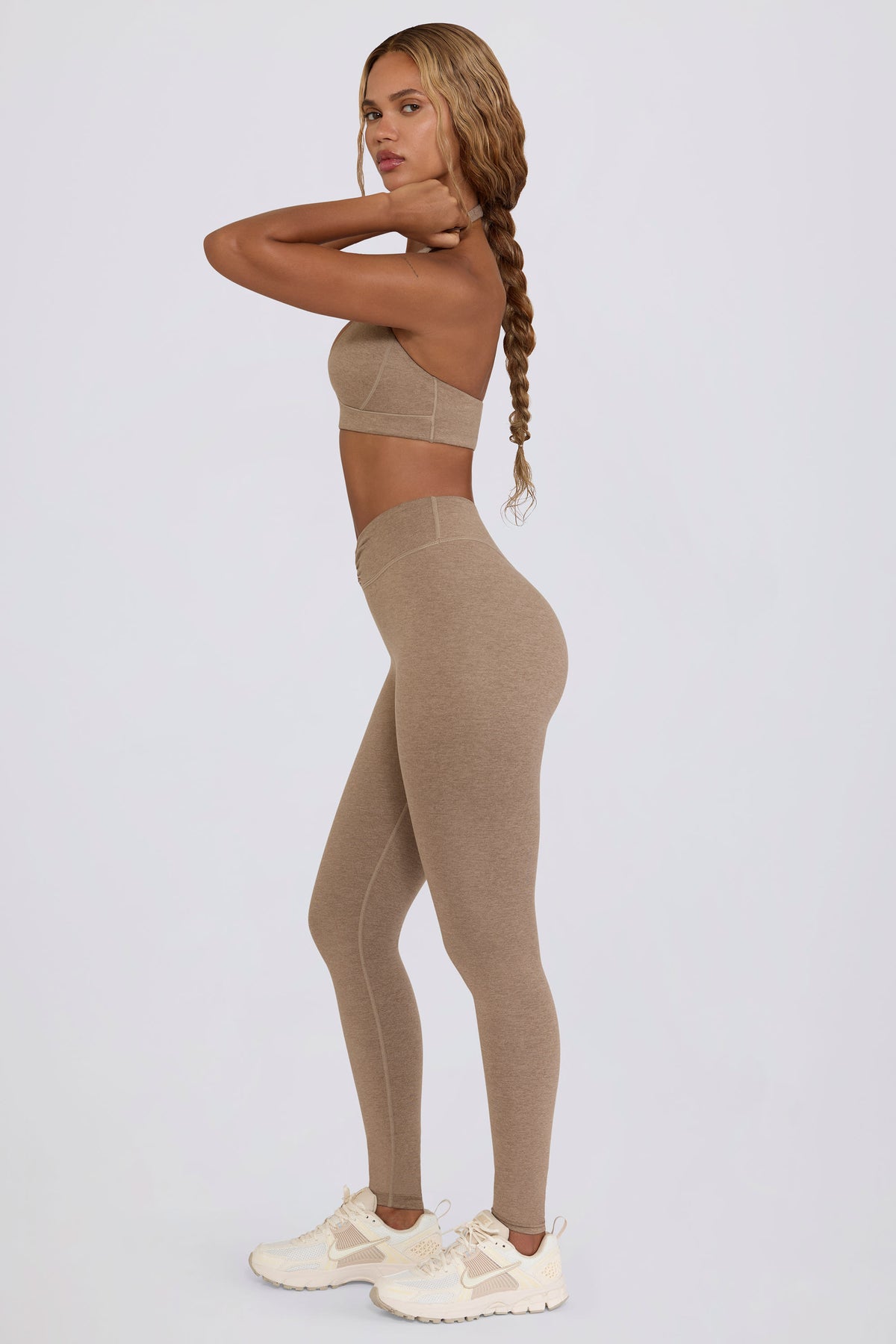 ⁣⁢Geraffte Mid-Waist-Leggings aus angerautem Jersey in Mokka meliert⁤⁣