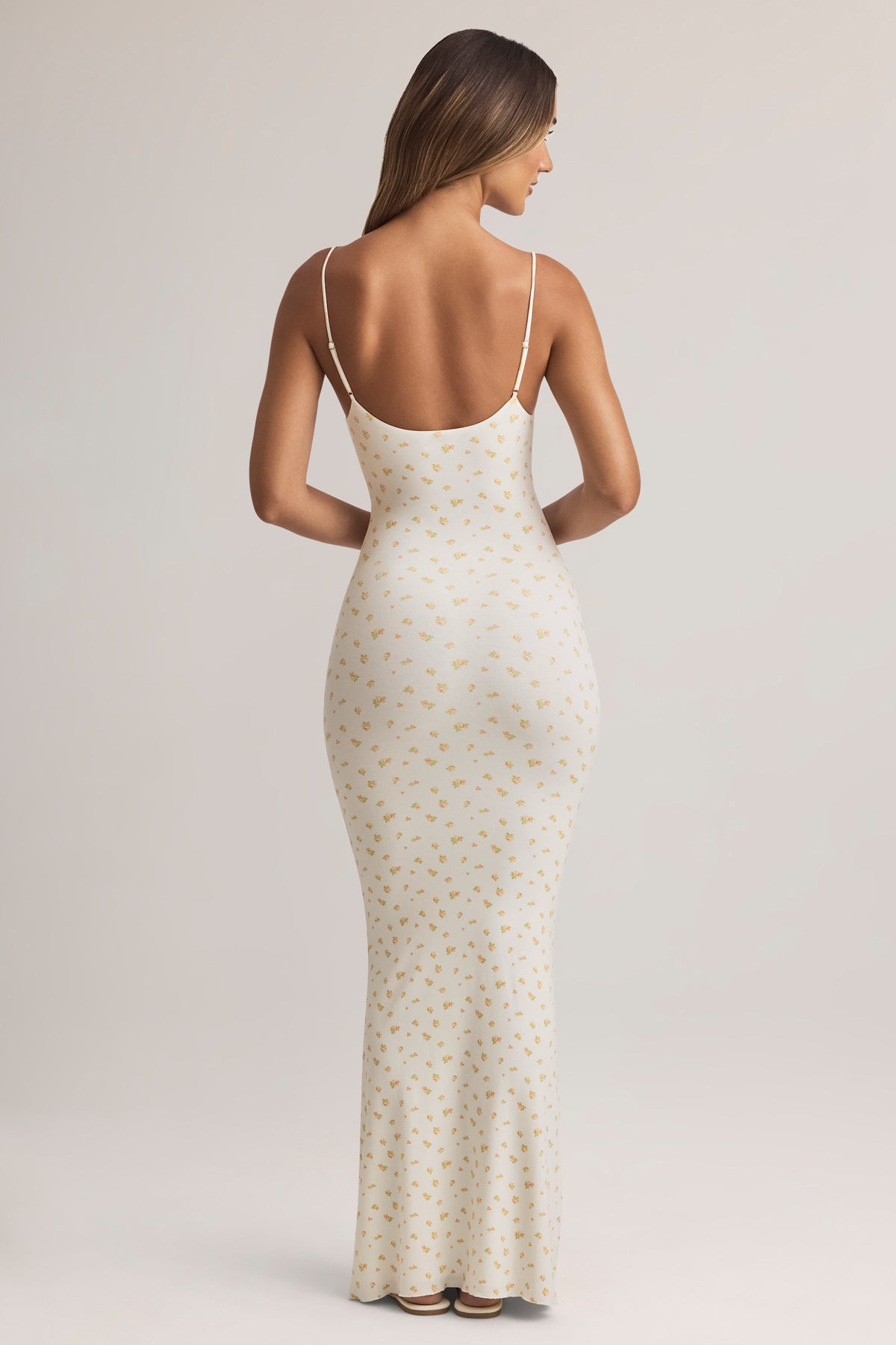⁣⁢Modal-Maxikleid mit tiefem Rundhalsausschnitt und Riemchendetails im Blumenmuster⁤⁣