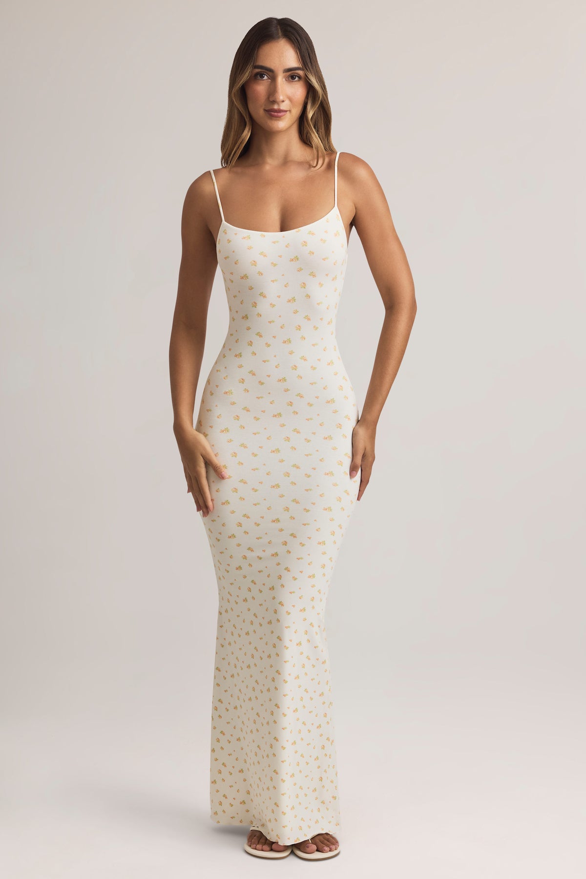 ⁣⁢Modal-Maxikleid mit tiefem Rundhalsausschnitt und Riemchendetails im Blumenmuster⁤⁣