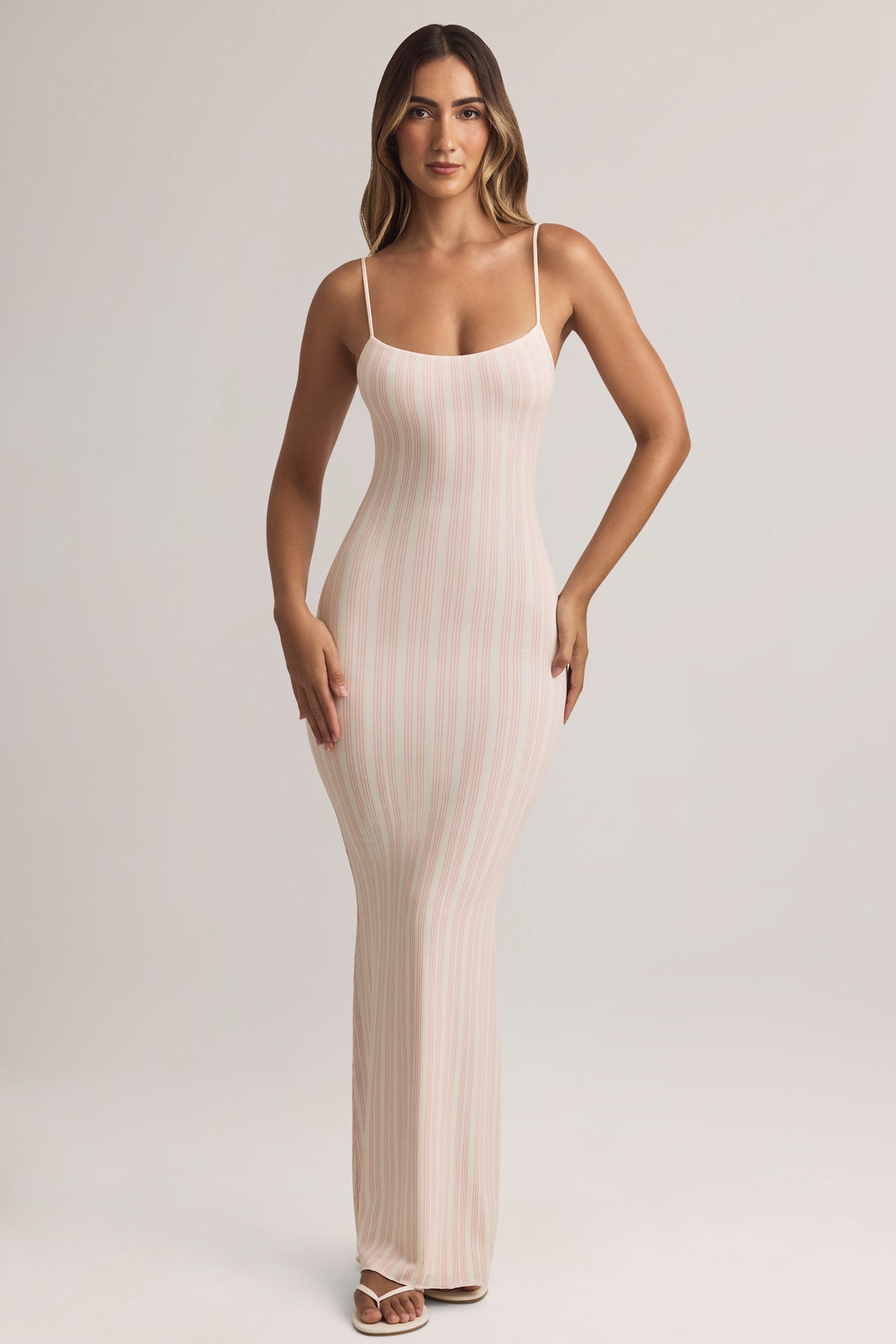 ⁣⁢Modal-Maxikleid mit tiefem Rundhalsausschnitt und Riemchendetails im Streifenmuster⁤⁣