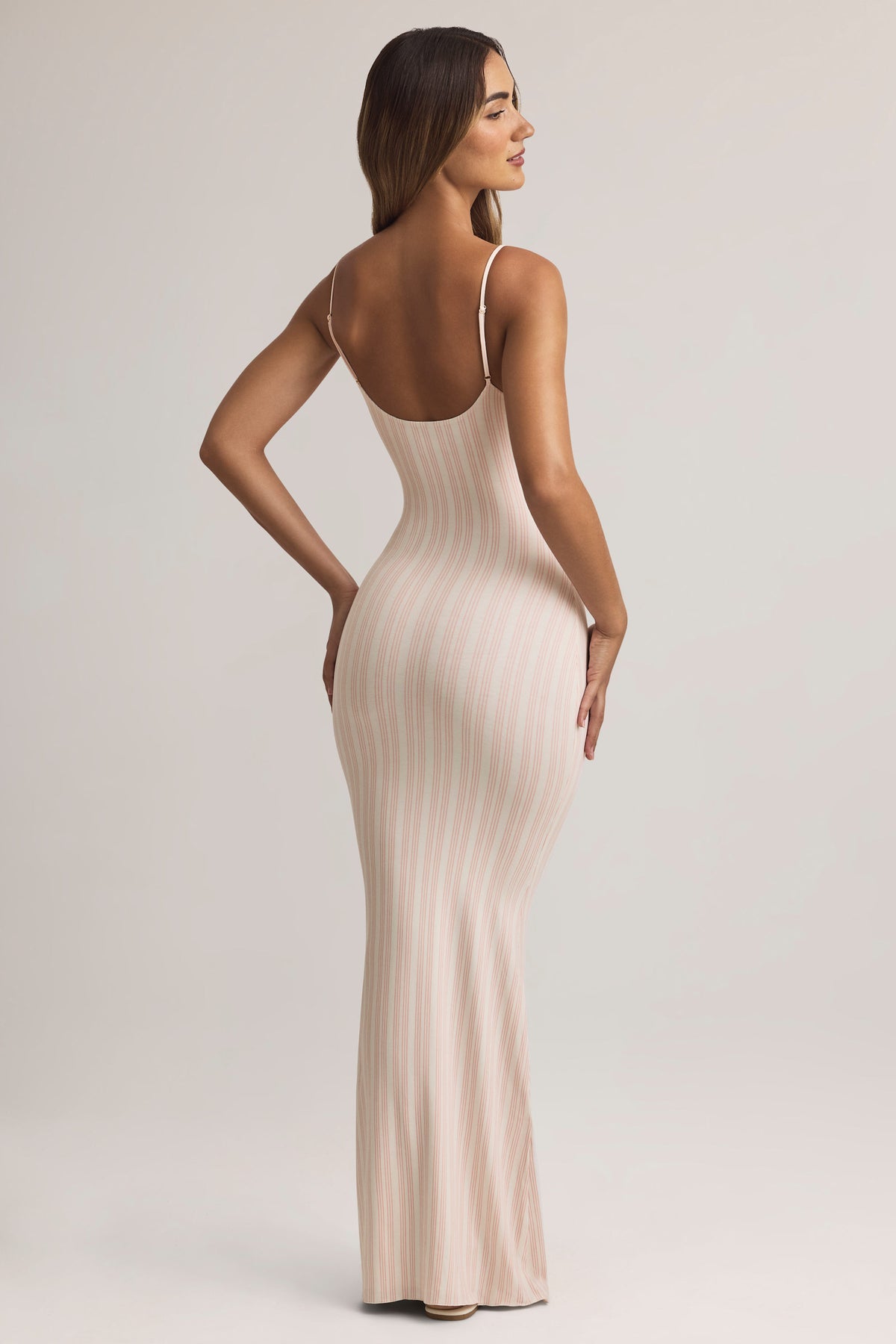 ⁣⁢Modal-Maxikleid mit tiefem Rundhalsausschnitt und Riemchendetails im Streifenmuster⁤⁣