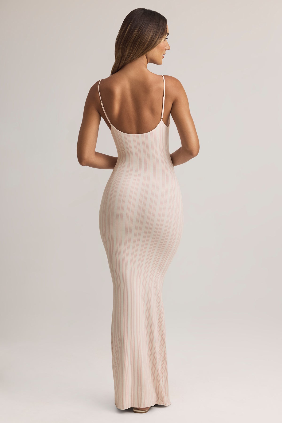 ⁣⁢Modal-Maxikleid mit tiefem Rundhalsausschnitt und Riemchendetails im Streifenmuster⁤⁣