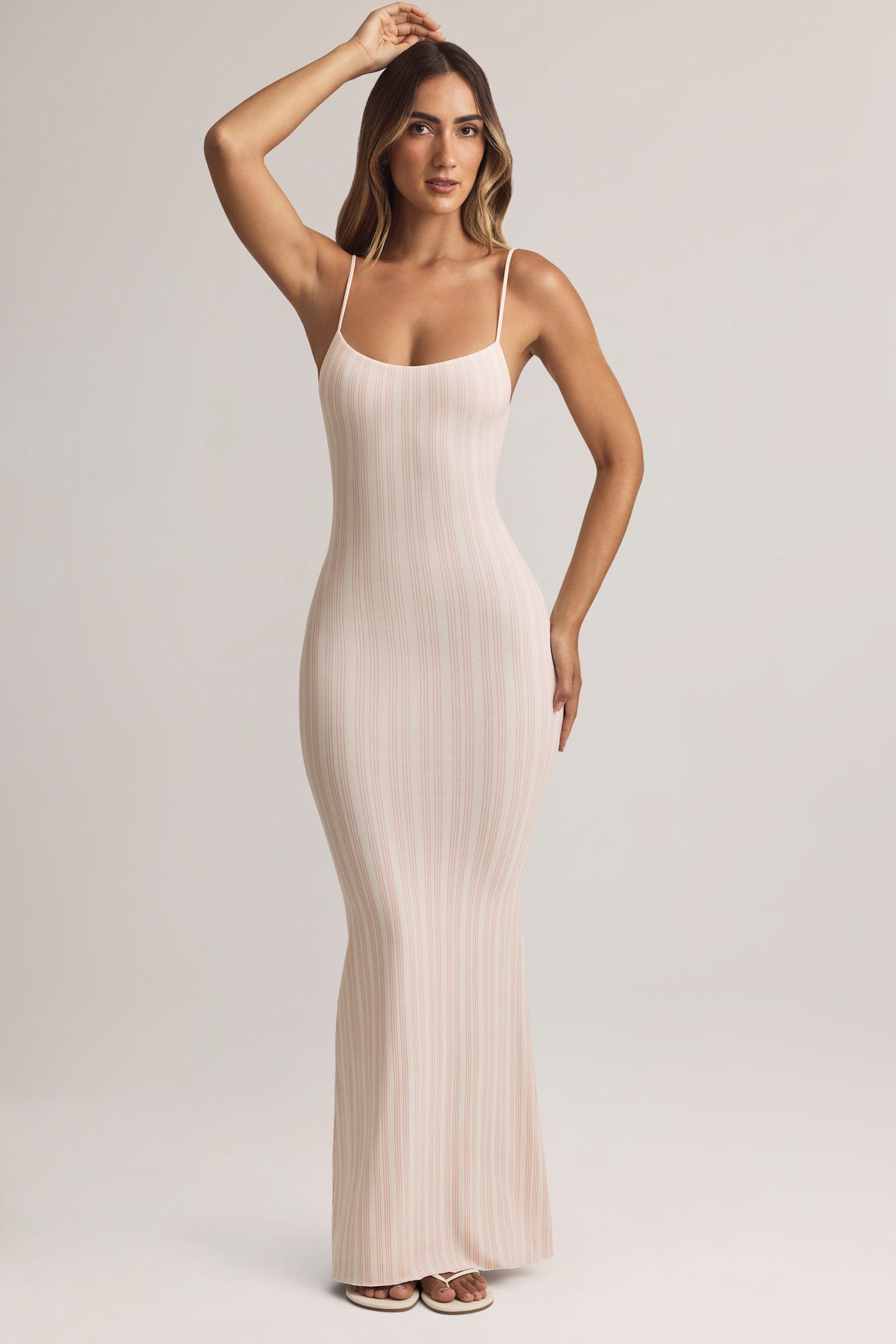 ⁣⁢Modal-Maxikleid mit tiefem Rundhalsausschnitt und Riemchendetails im Streifenmuster⁤⁣