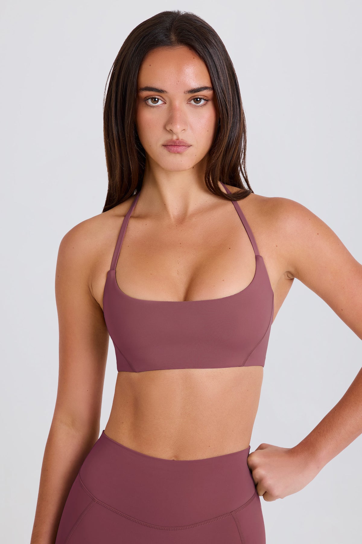 ⁣⁢Sport-BH mit tiefem Rundhalsausschnitt und Neckholder in Acai⁤⁣ - 1