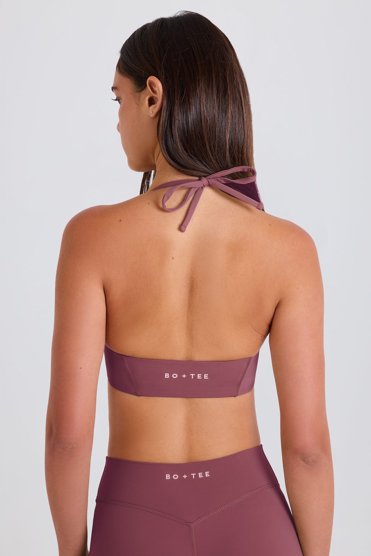 ⁣⁢Neckholder-Sport-BH mit tiefem Rundhalsausschnitt in Açaí⁤⁣