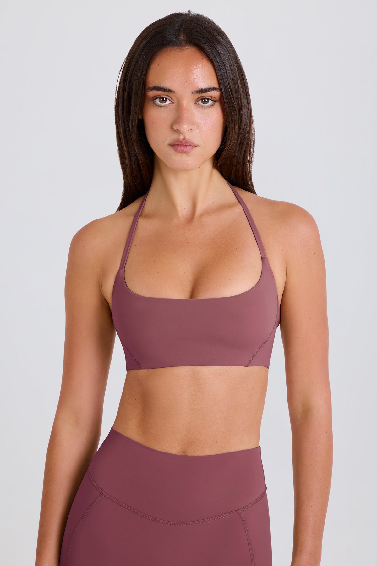 ⁣⁢Neckholder-Sport-BH mit tiefem Rundhalsausschnitt in Açaí⁤⁣