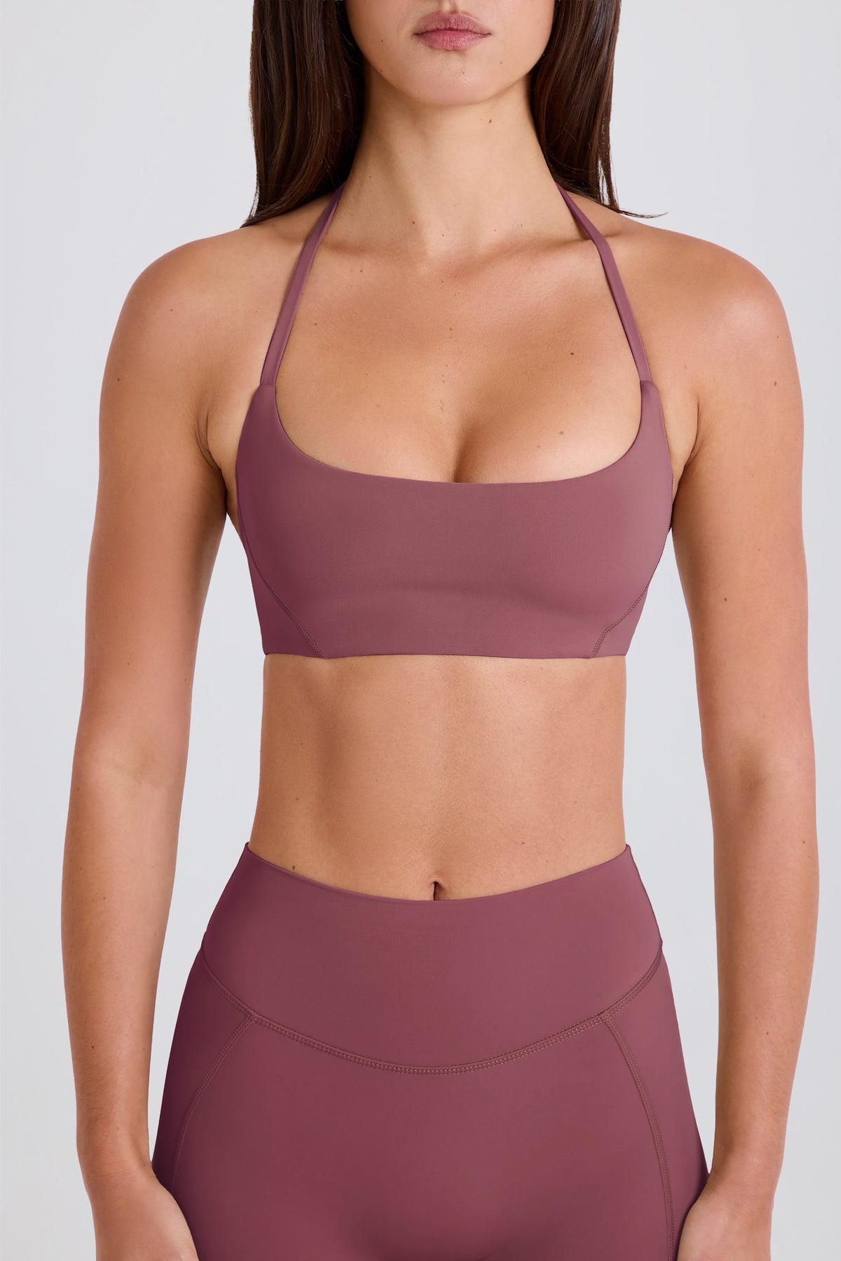 ⁣⁢Neckholder-Sport-BH mit tiefem Rundhalsausschnitt in Açaí⁤⁣