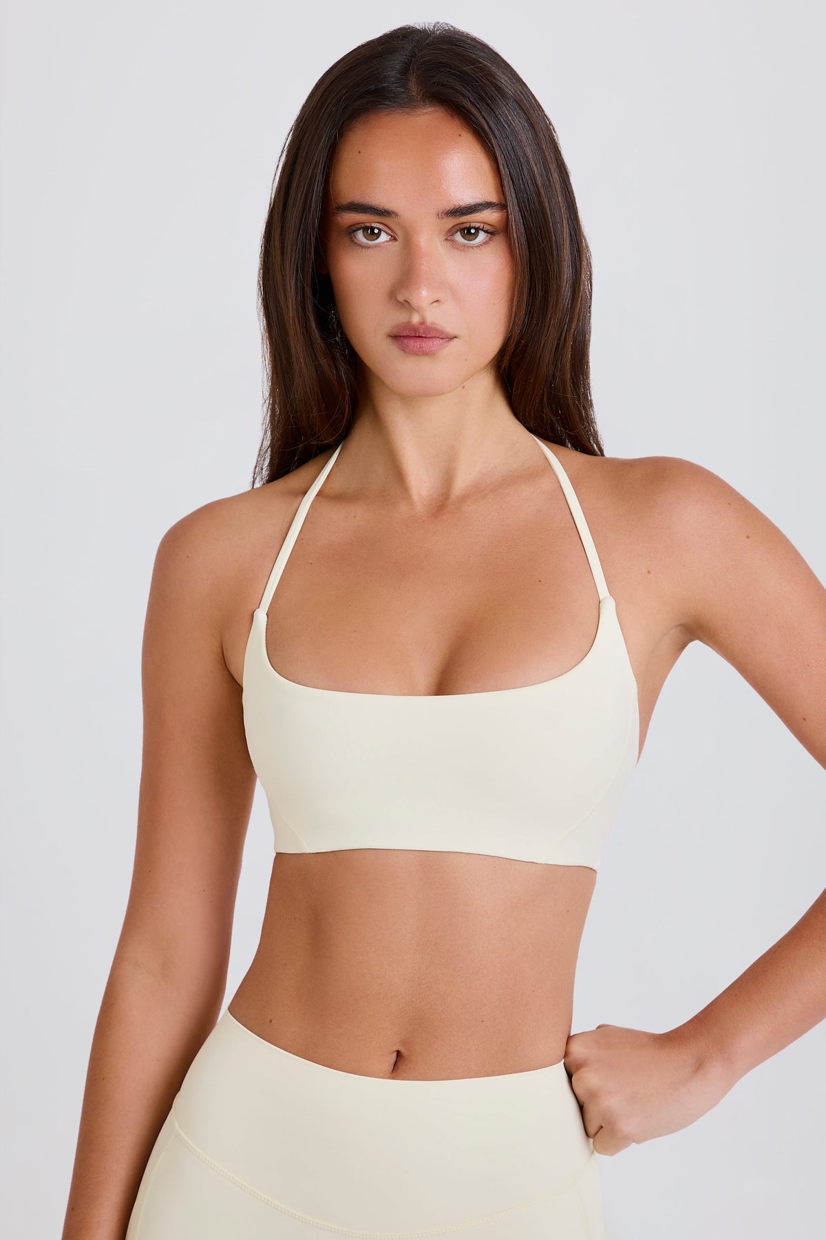 ⁣⁢Neckholder-Sport-BH mit tiefem Rundhalsausschnitt in Creme⁤⁣