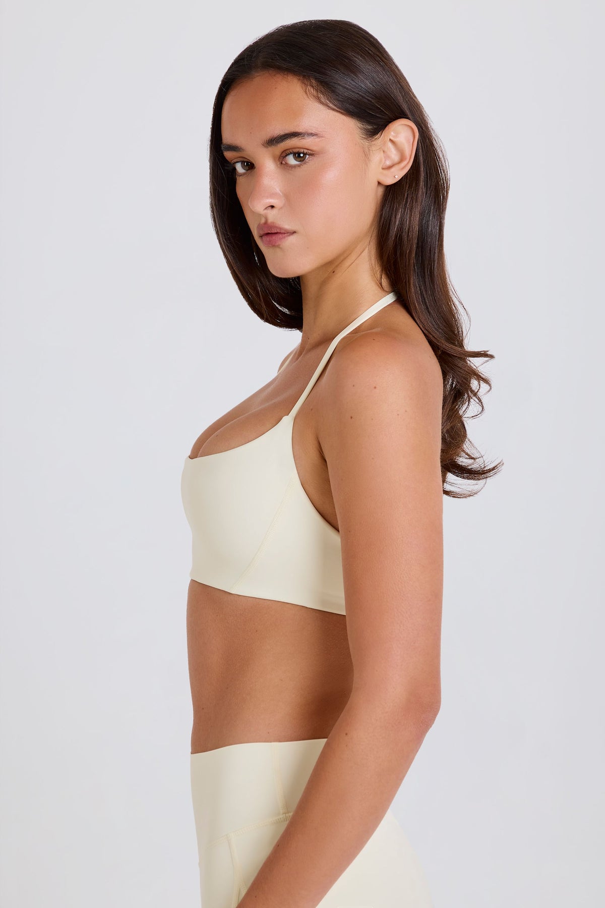 ⁣⁢Neckholder-Sport-BH mit tiefem Rundhalsausschnitt in Creme⁤⁣