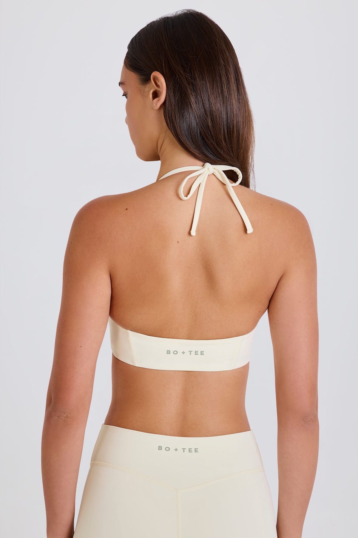 ⁣⁢Neckholder-Sport-BH mit tiefem Rundhalsausschnitt in Creme⁤⁣