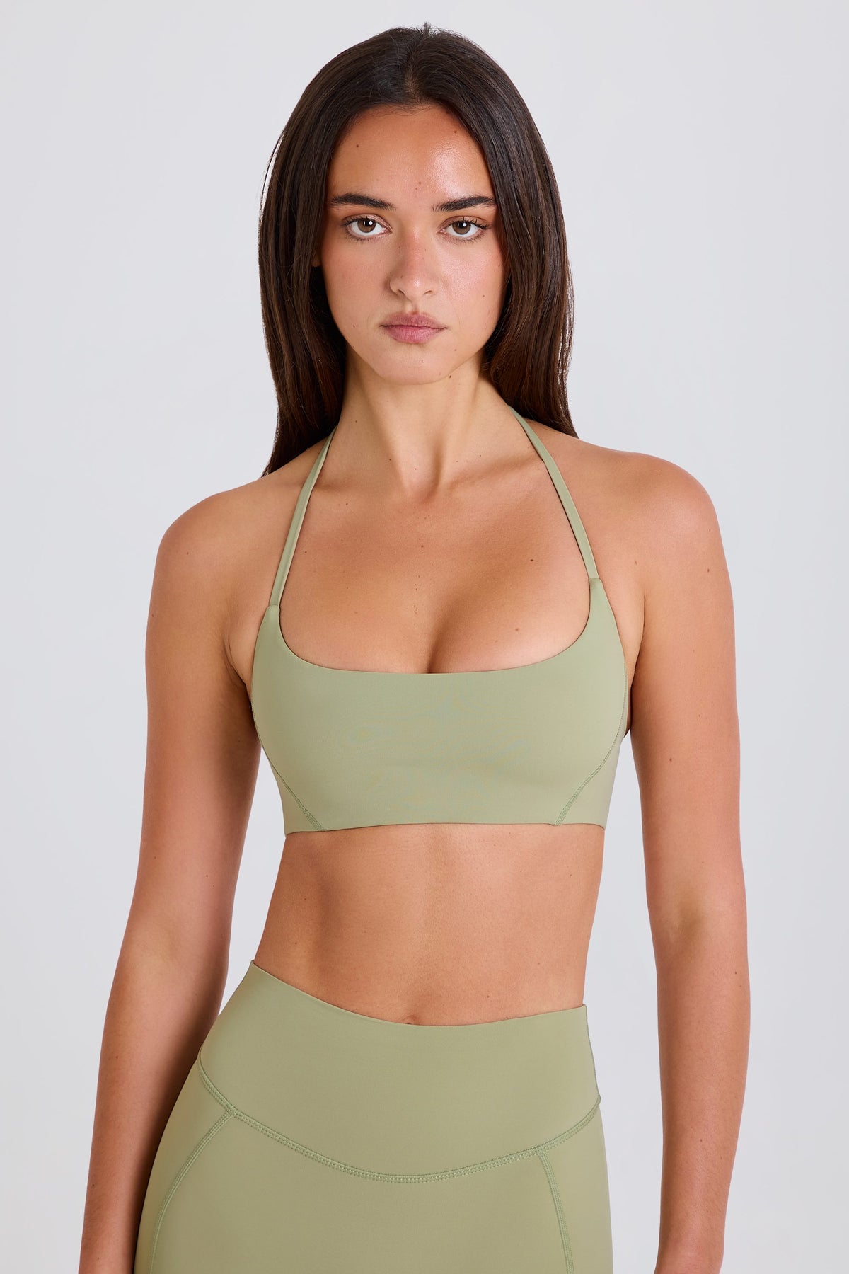 ⁣⁢Sport-BH mit Scoop-Neck und Neckholder in Matcha⁤⁣