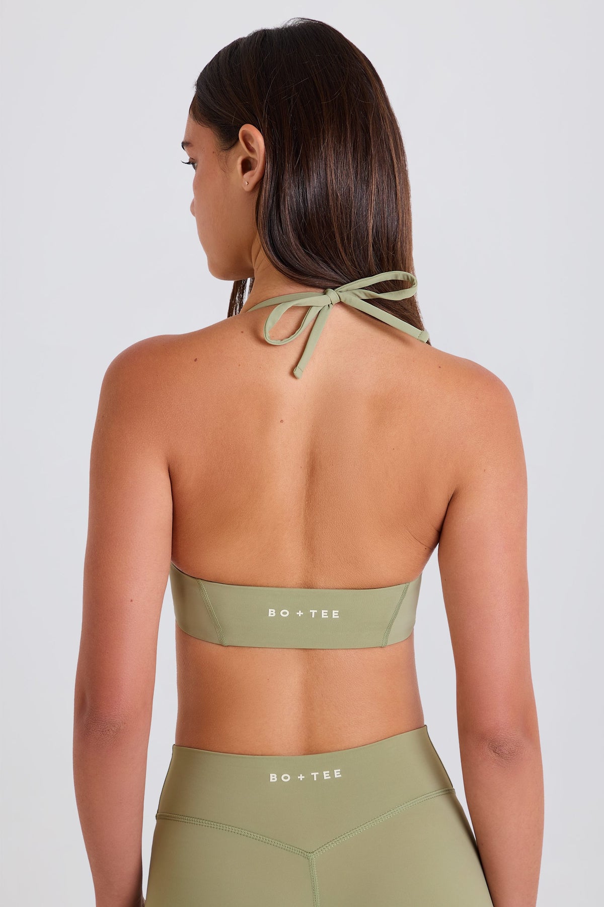 ⁣⁢Sport-BH mit Scoop-Neck und Neckholder in Matcha⁤⁣