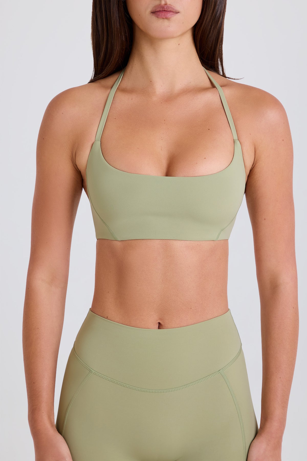 ⁣⁢Sport-BH mit Scoop-Neck und Neckholder in Matcha⁤⁣