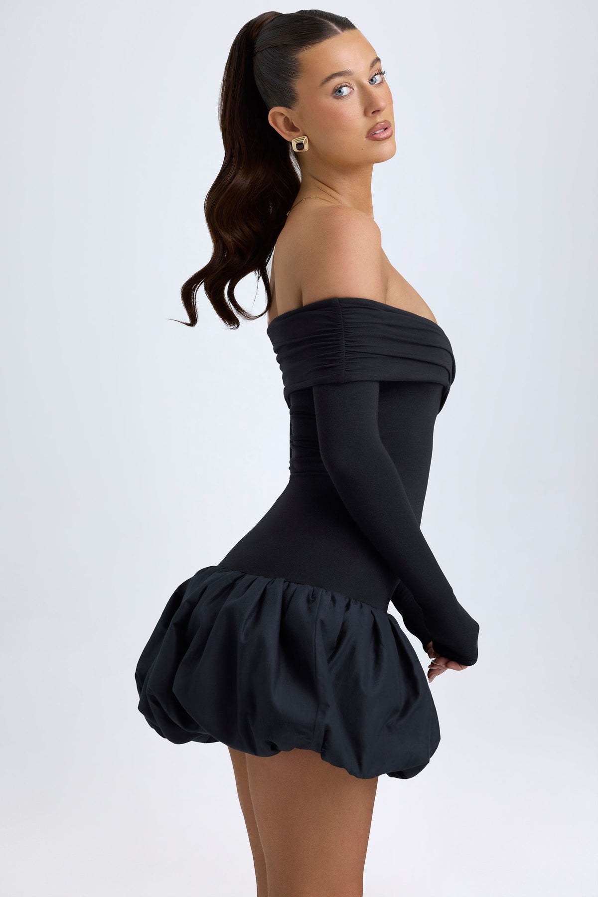 ⁣⁢Off-Shoulder-Modal-Minikleid mit Ballonsaum in Schwarz⁤⁣