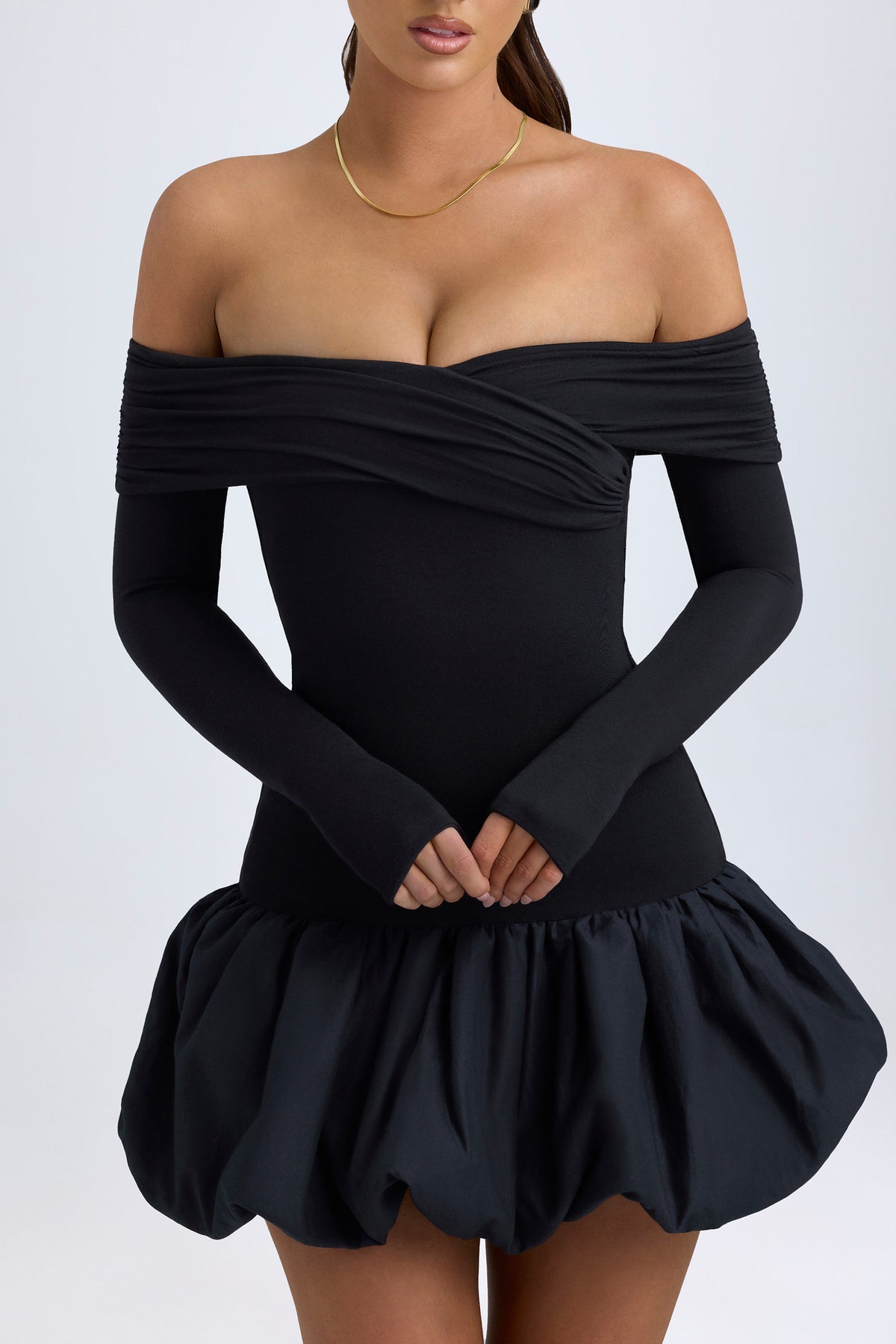 ⁣⁢Off-Shoulder-Modal-Minikleid mit Ballonsaum in Schwarz⁤⁣