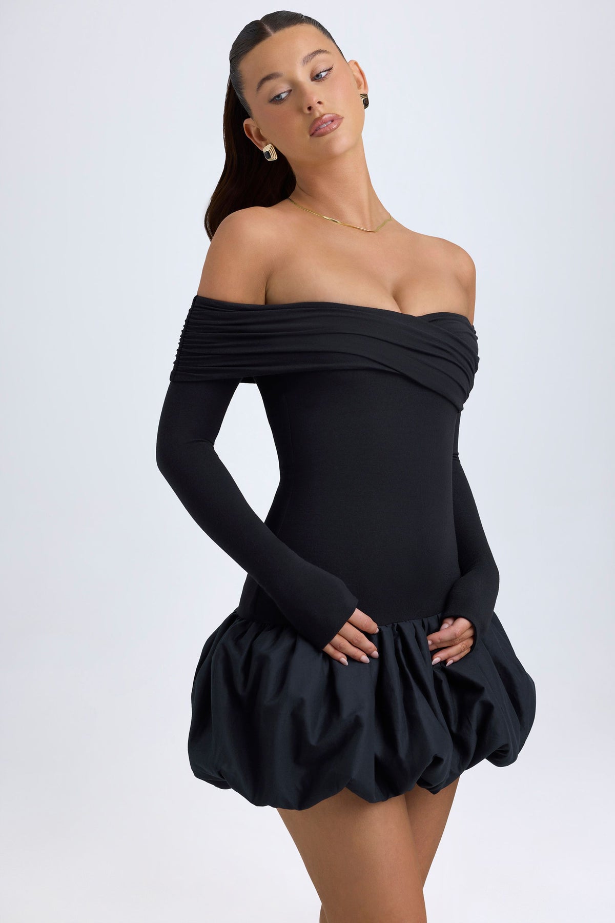 ⁣⁢Off-Shoulder-Modal-Minikleid mit Ballonsaum in Schwarz⁤⁣