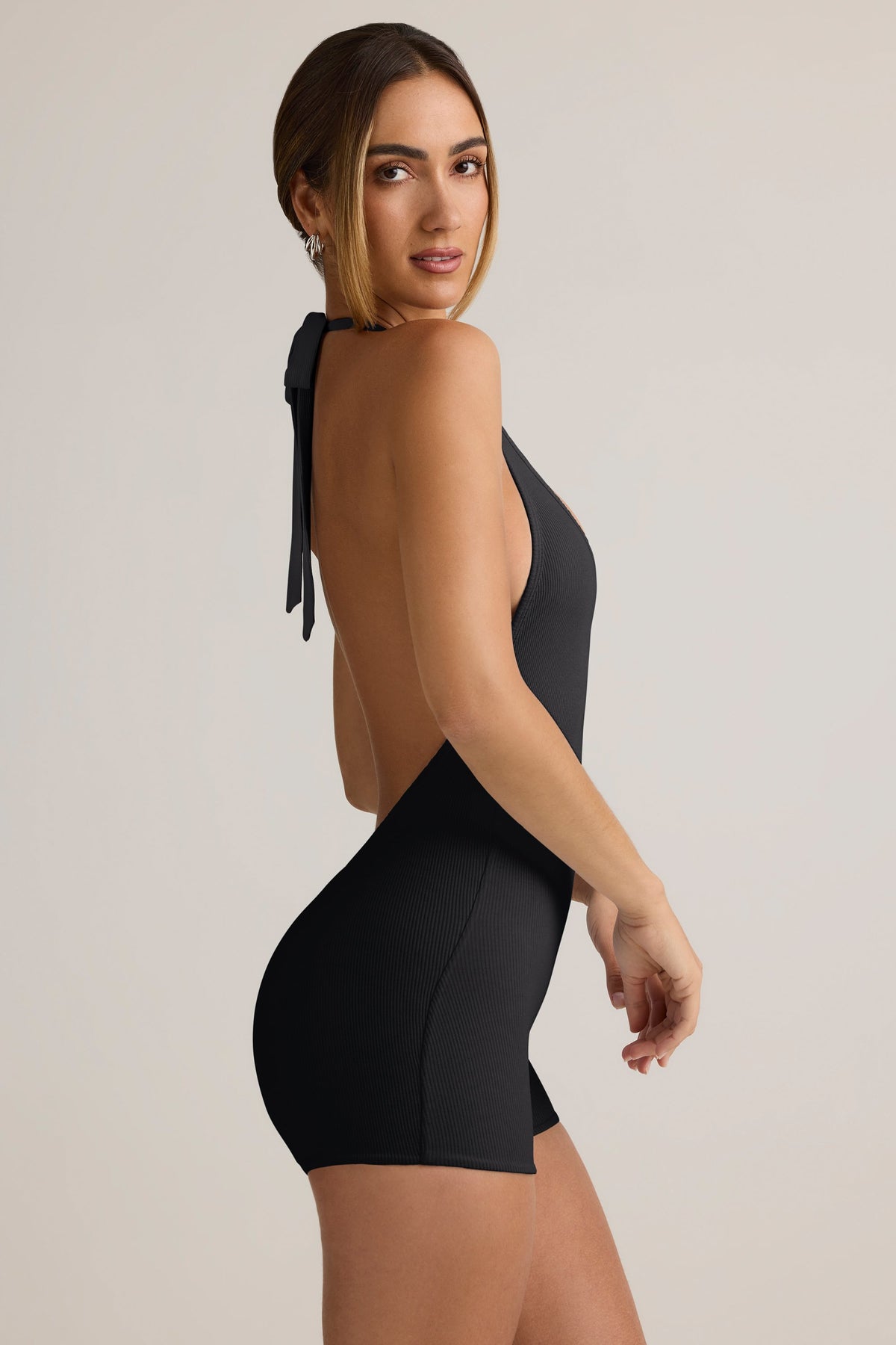 ⁣⁢Rückenfreier Playsuit aus geripptem Modal in Schwarz⁤⁣