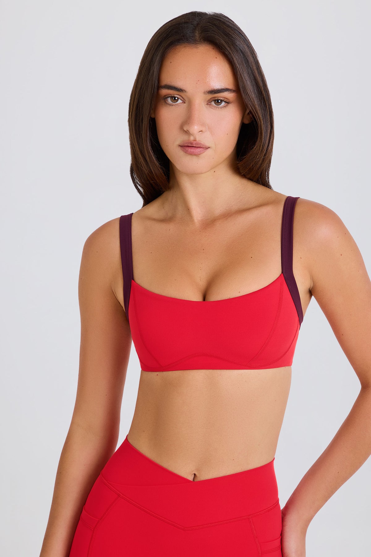 ⁣⁢Soft Active Sport-BH mit kontrastierendem Besatz in Erdbeerrot⁤⁣