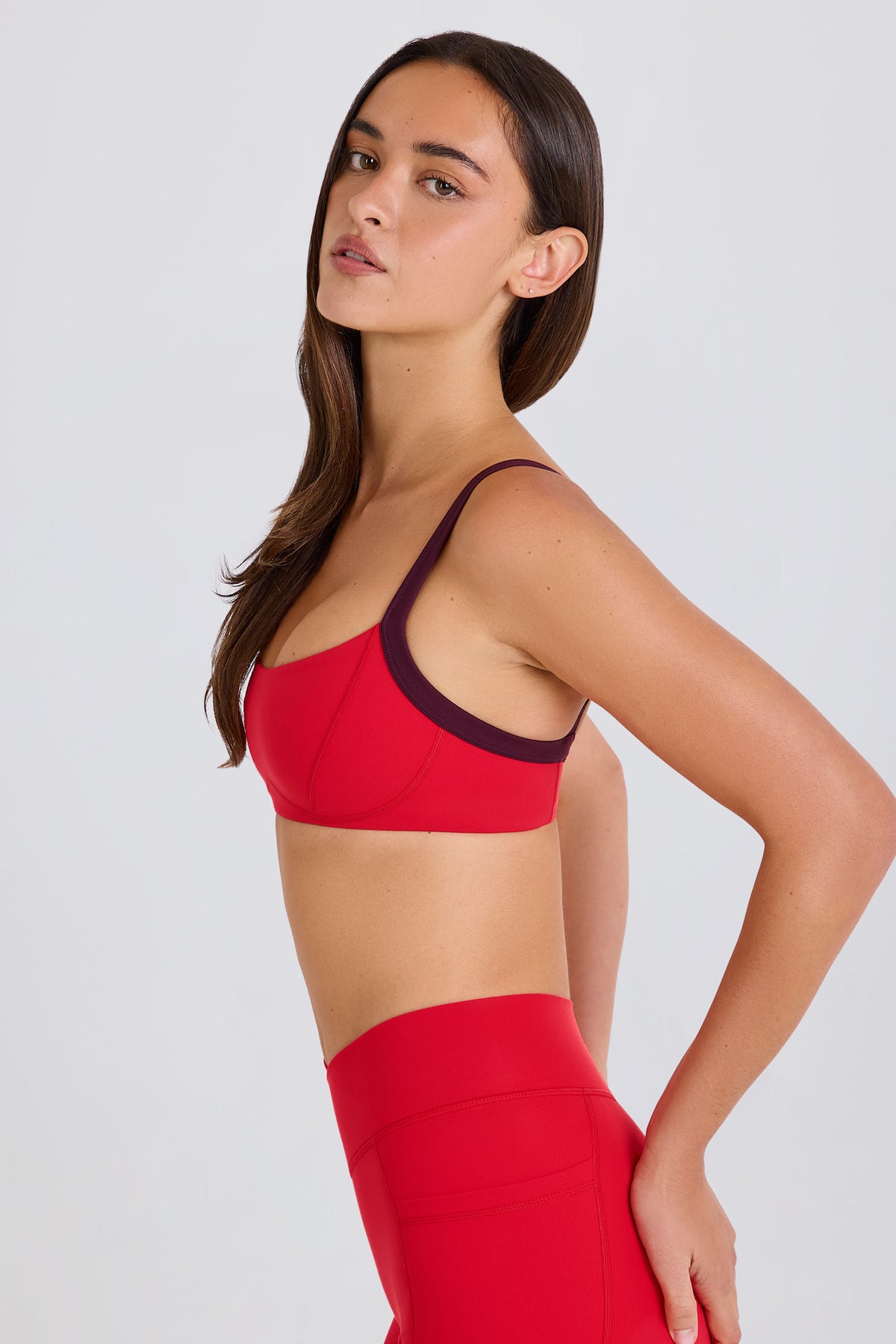 ⁣⁢Soft Active Sport-BH mit kontrastierendem Besatz in Erdbeerrot⁤⁣