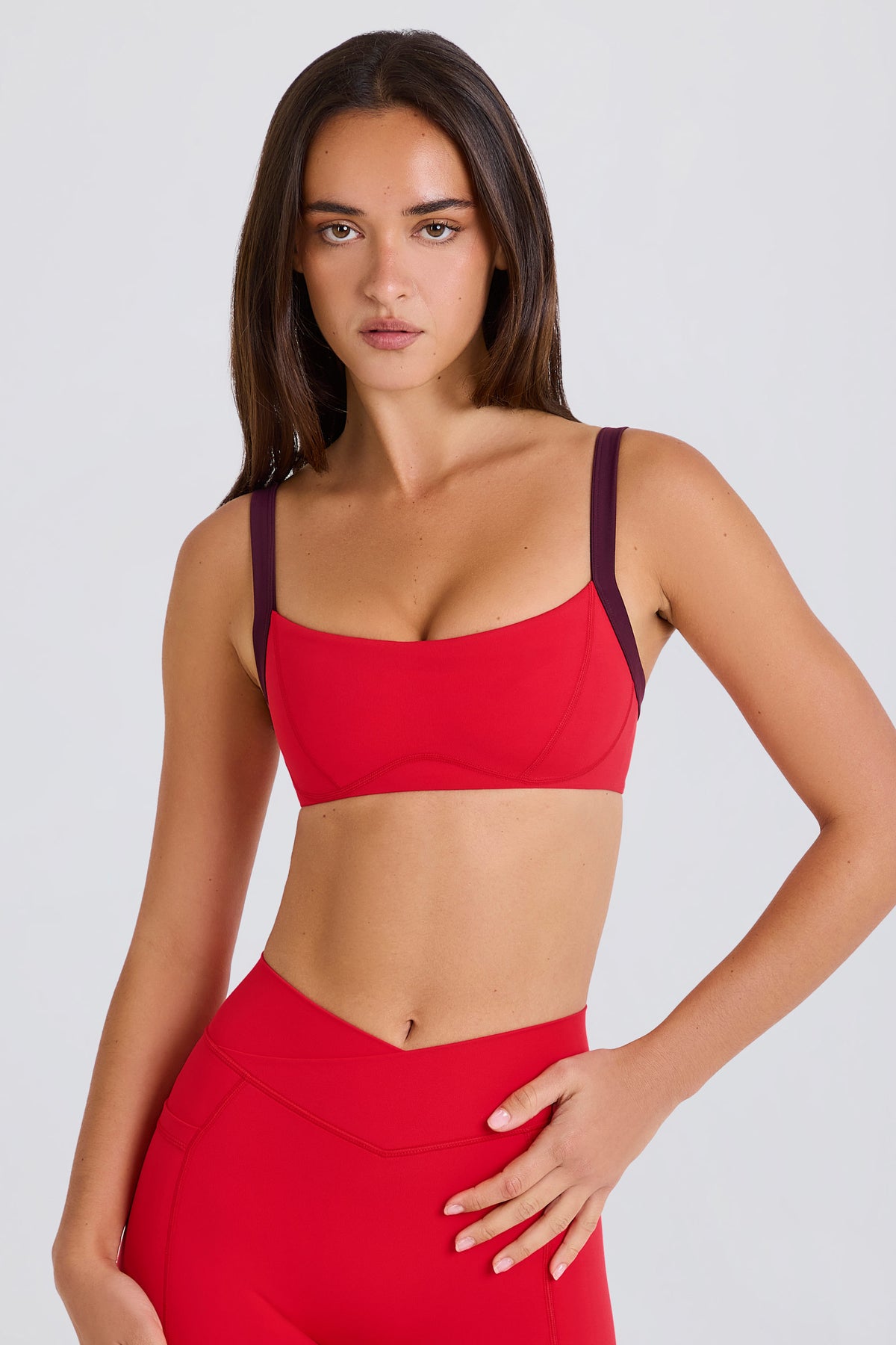 ⁣⁢Soft Active Sport-BH mit kontrastierendem Besatz in Erdbeerrot⁤⁣