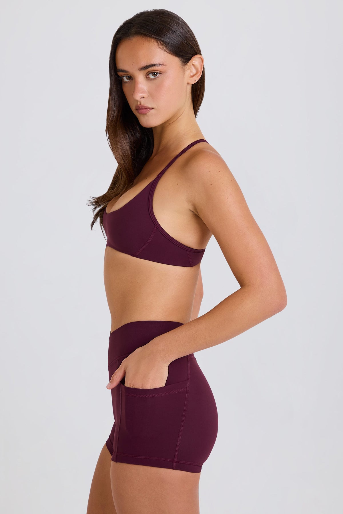 ⁣⁢Soft Active Minishorts mit V-Bund und Taschen in Bordeaux⁤⁣
