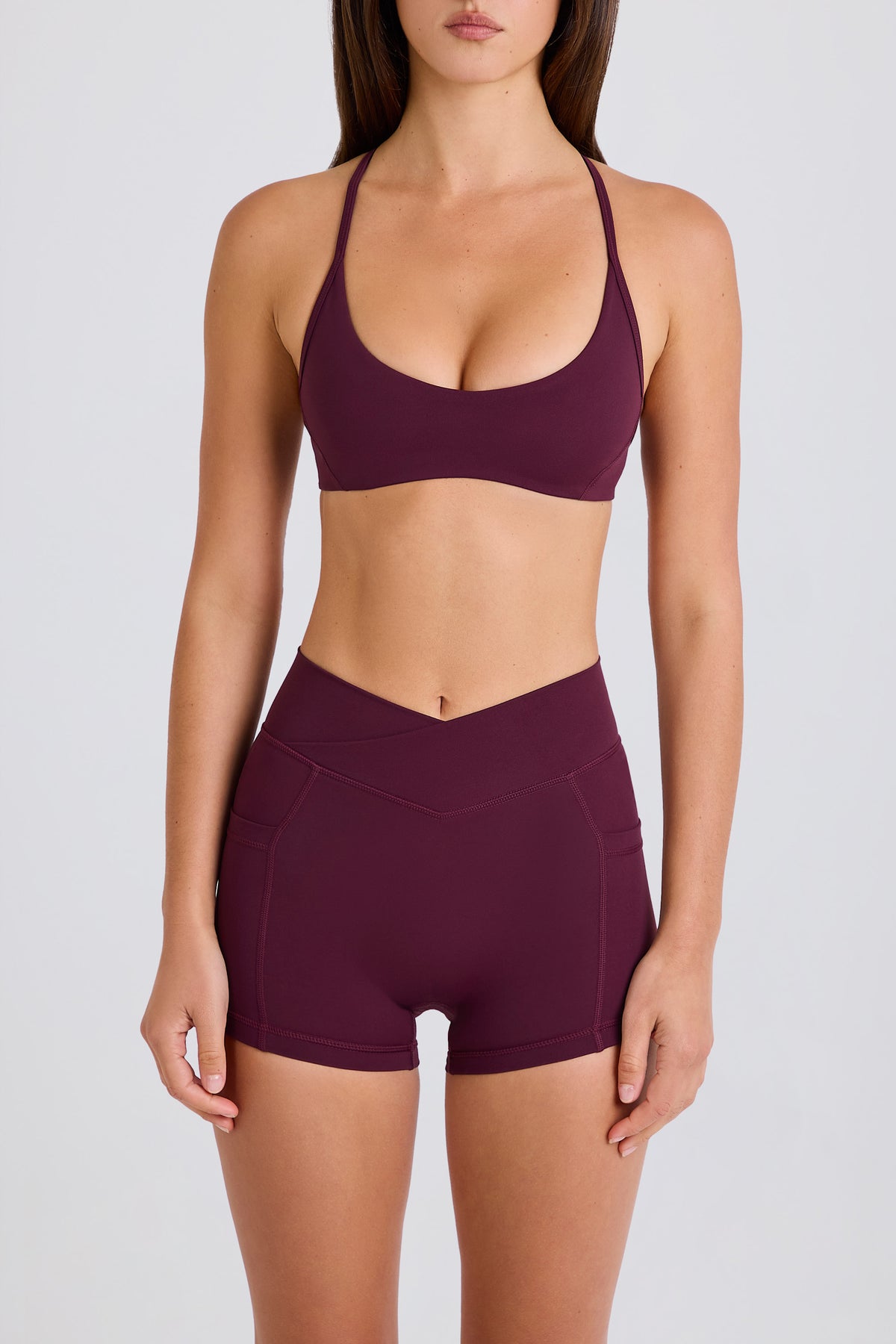 ⁣⁢Soft Active Minishorts mit V-Bund und Taschen in Bordeaux⁤⁣