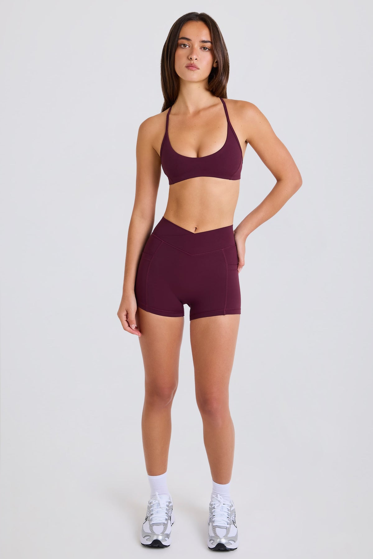 ⁣⁢Soft Active Minishorts mit V-Bund und Taschen in Bordeaux⁤⁣