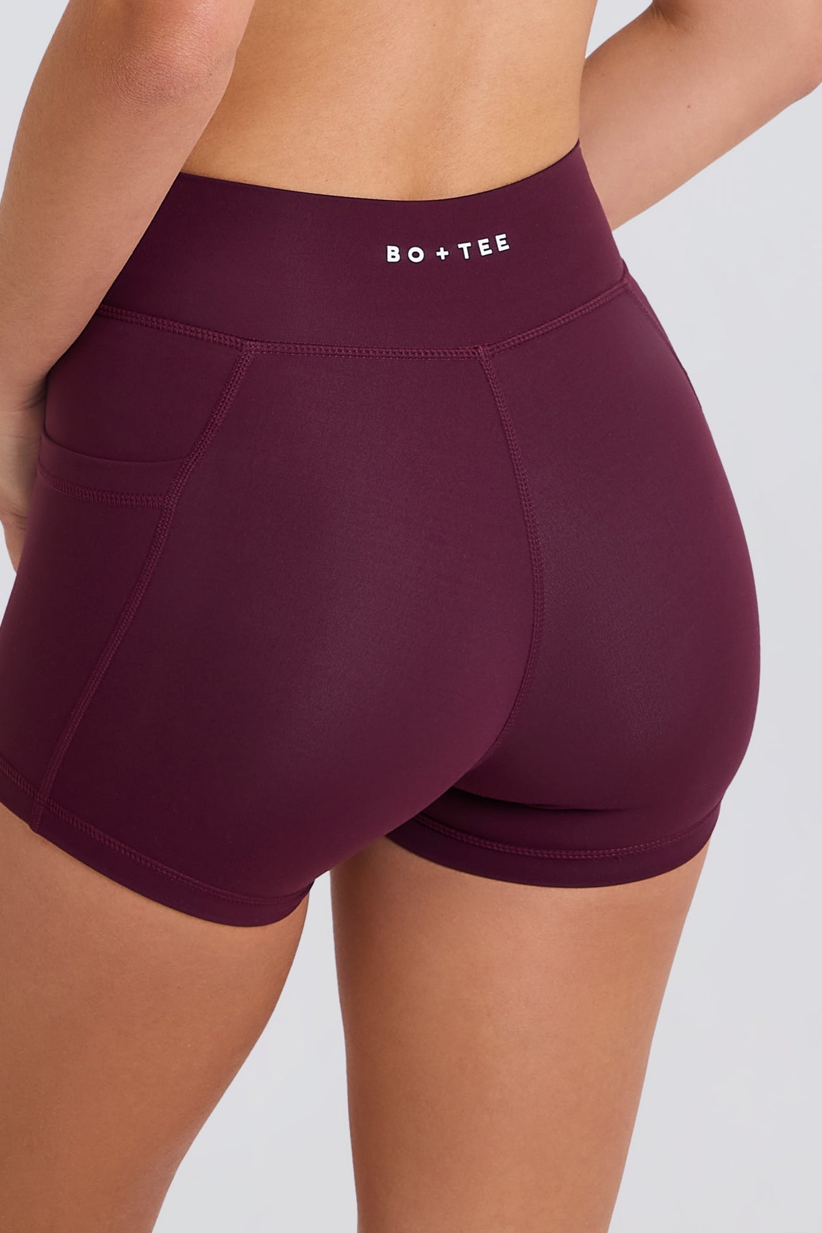 ⁣⁢Soft Active Minishorts mit V-Bund und Taschen in Bordeaux⁤⁣