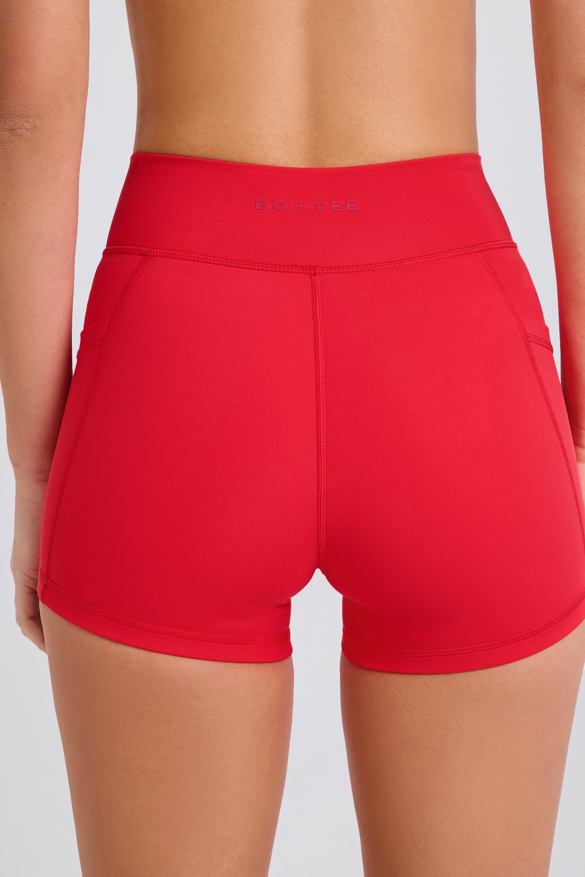 ⁣⁢Soft Active Minishorts mit V-Bund und Taschen in Erdbeerrot⁤⁣