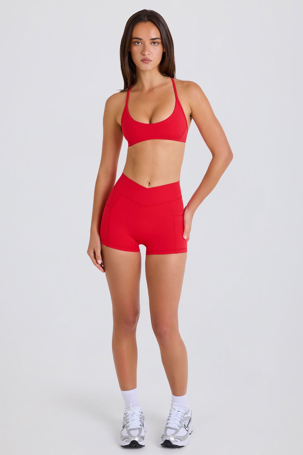 ⁣⁢Soft Active Minishorts mit V-Bund und Taschen in Erdbeerrot⁤⁣