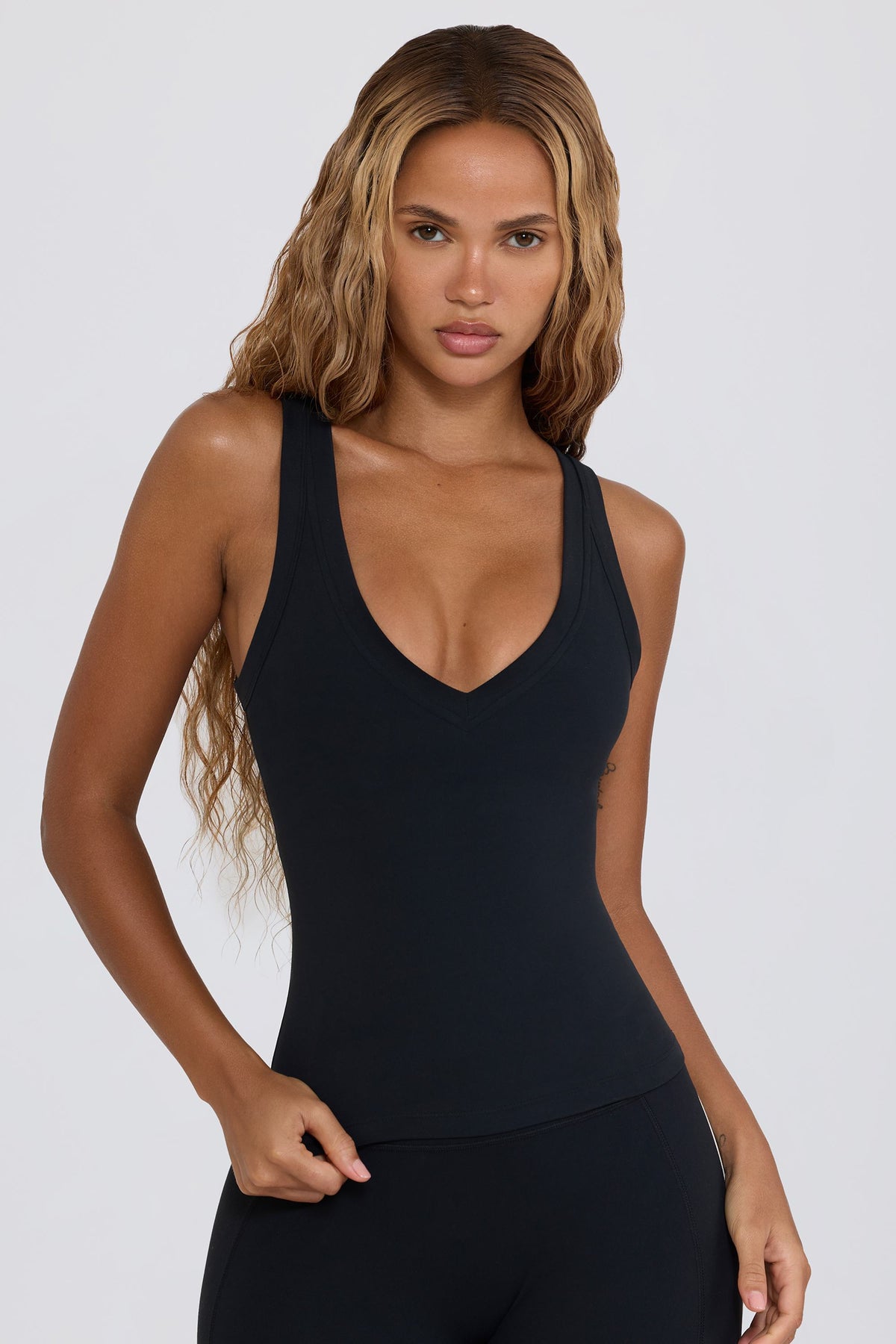 ⁣⁢Soft Active V-Ausschnitt Tanktop in Black⁤⁣ - 1
