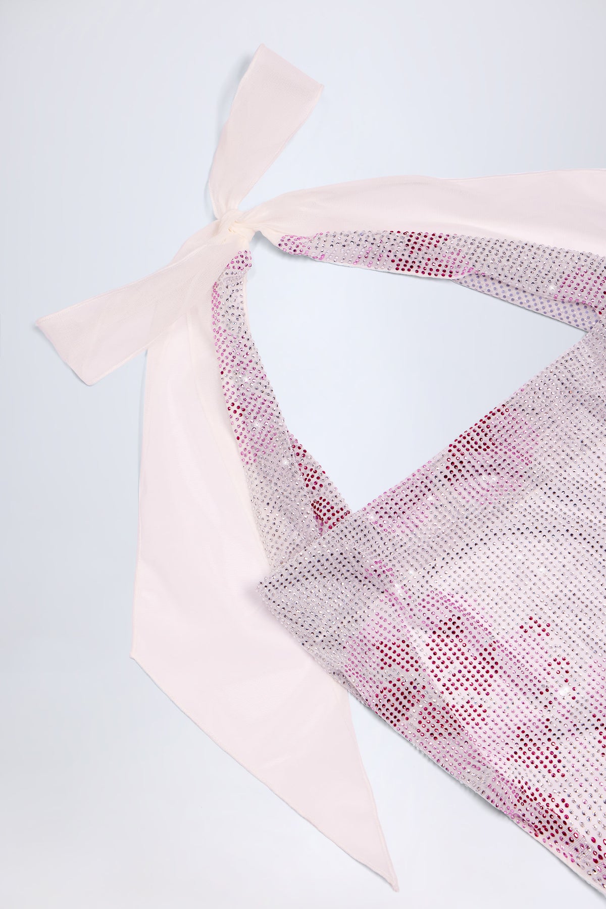 ⁣⁢Maxikleid mit Wasserfallausschnitt und Verzierungen in Pink-Weiß mit Hotfix⁤⁣
