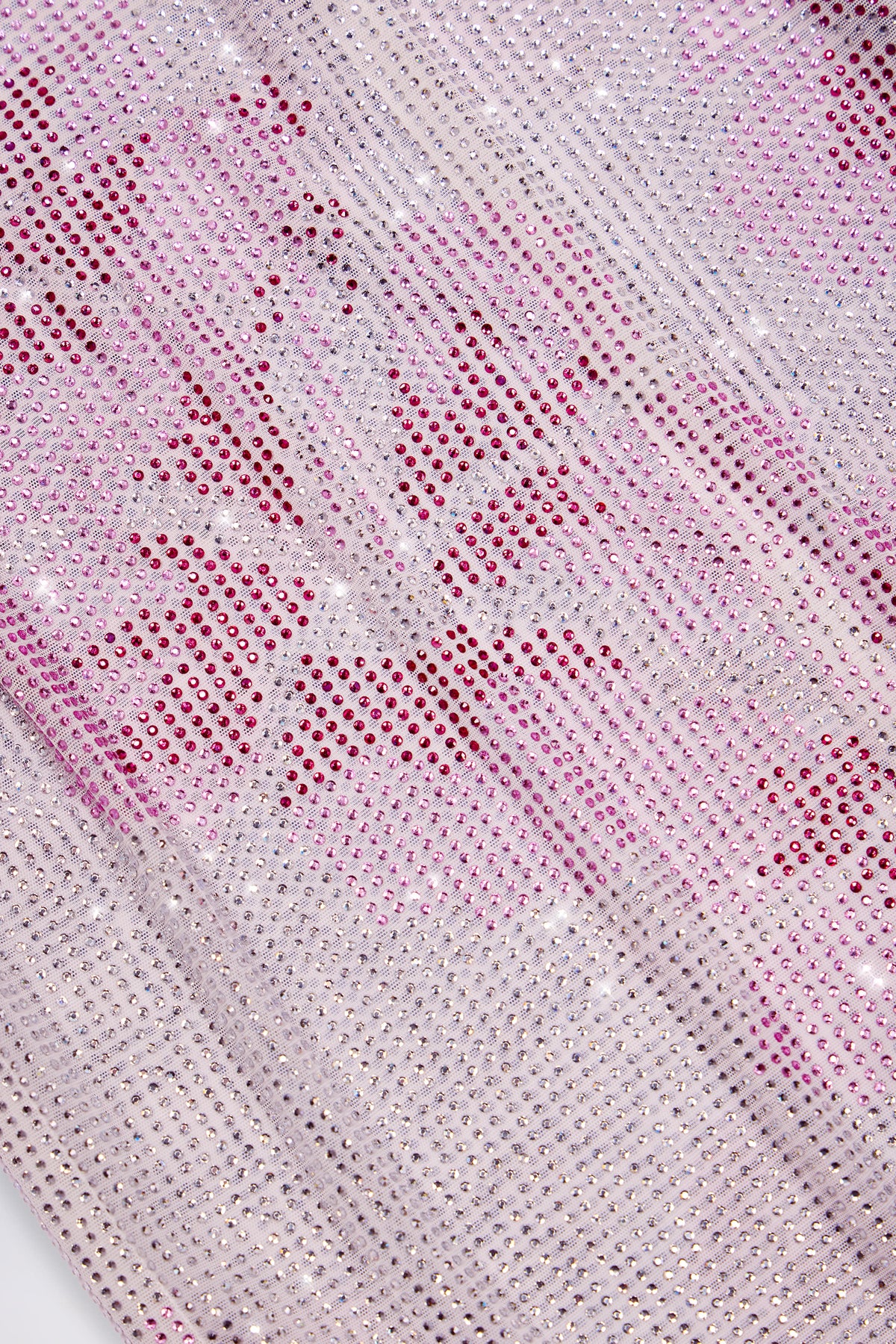 ⁣⁢Maxikleid mit Wasserfallausschnitt und Verzierungen in Pink-Weiß mit Hotfix⁤⁣