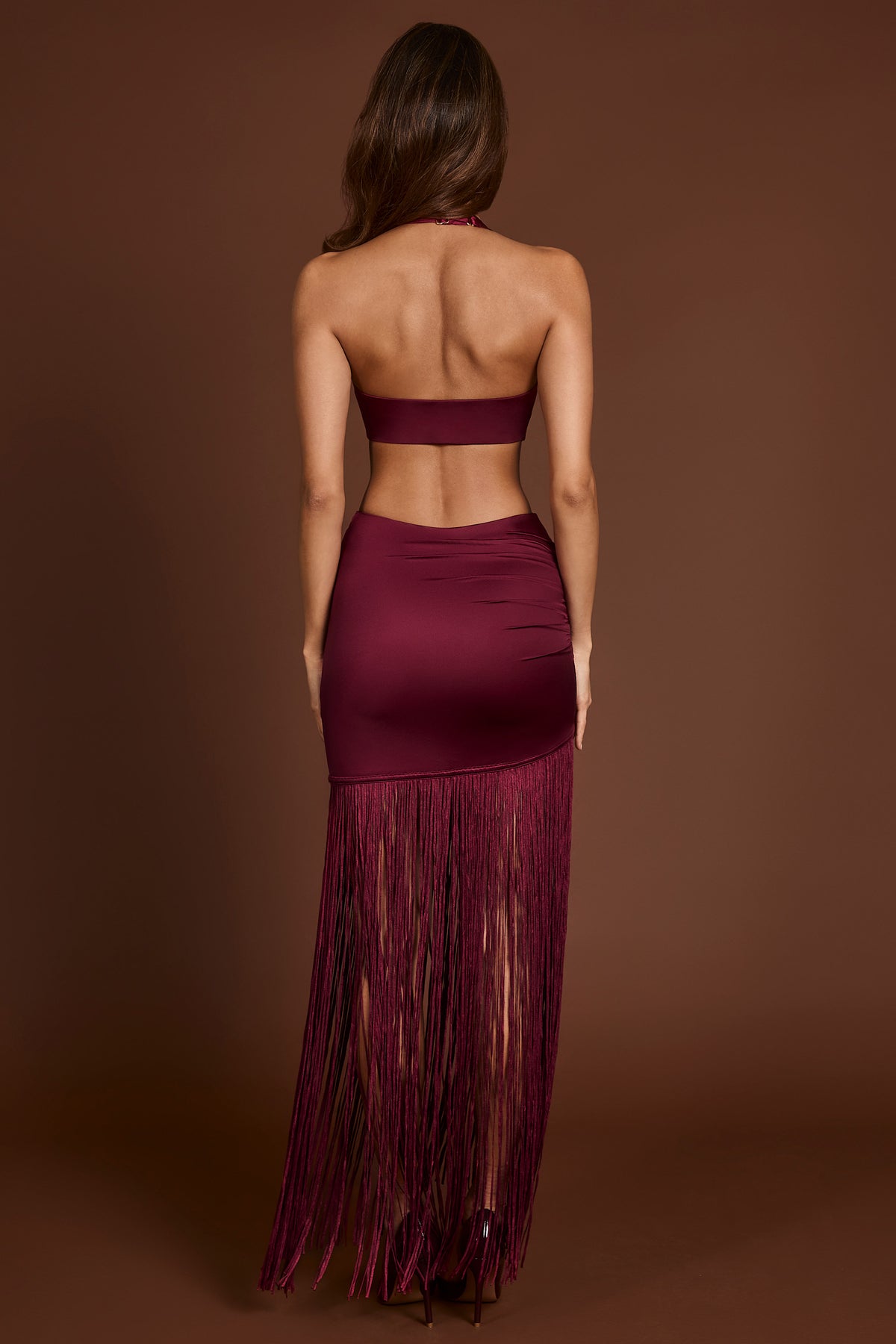 ⁣⁢Maxikleid mit tiefem Ausschnitt und Fransen in Weinrot⁤⁣
