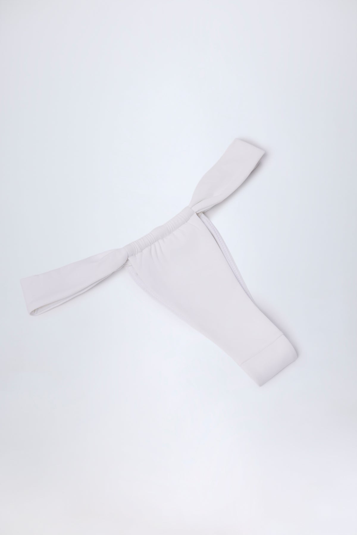 ⁣⁢Geraffte Tanga-Bikinihose in Weiß⁤⁣