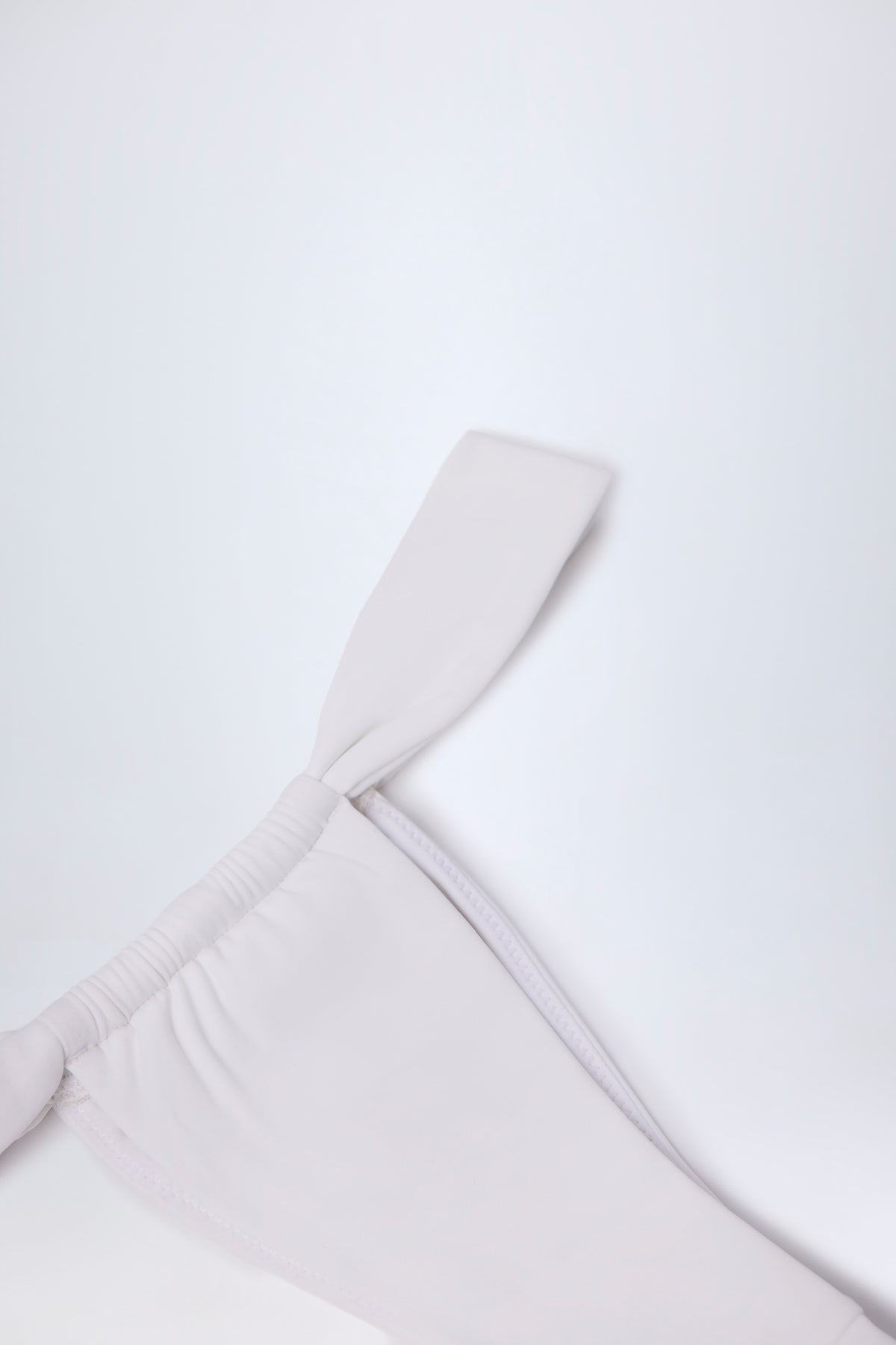 ⁣⁢Geraffte Tanga-Bikinihose in Weiß⁤⁣